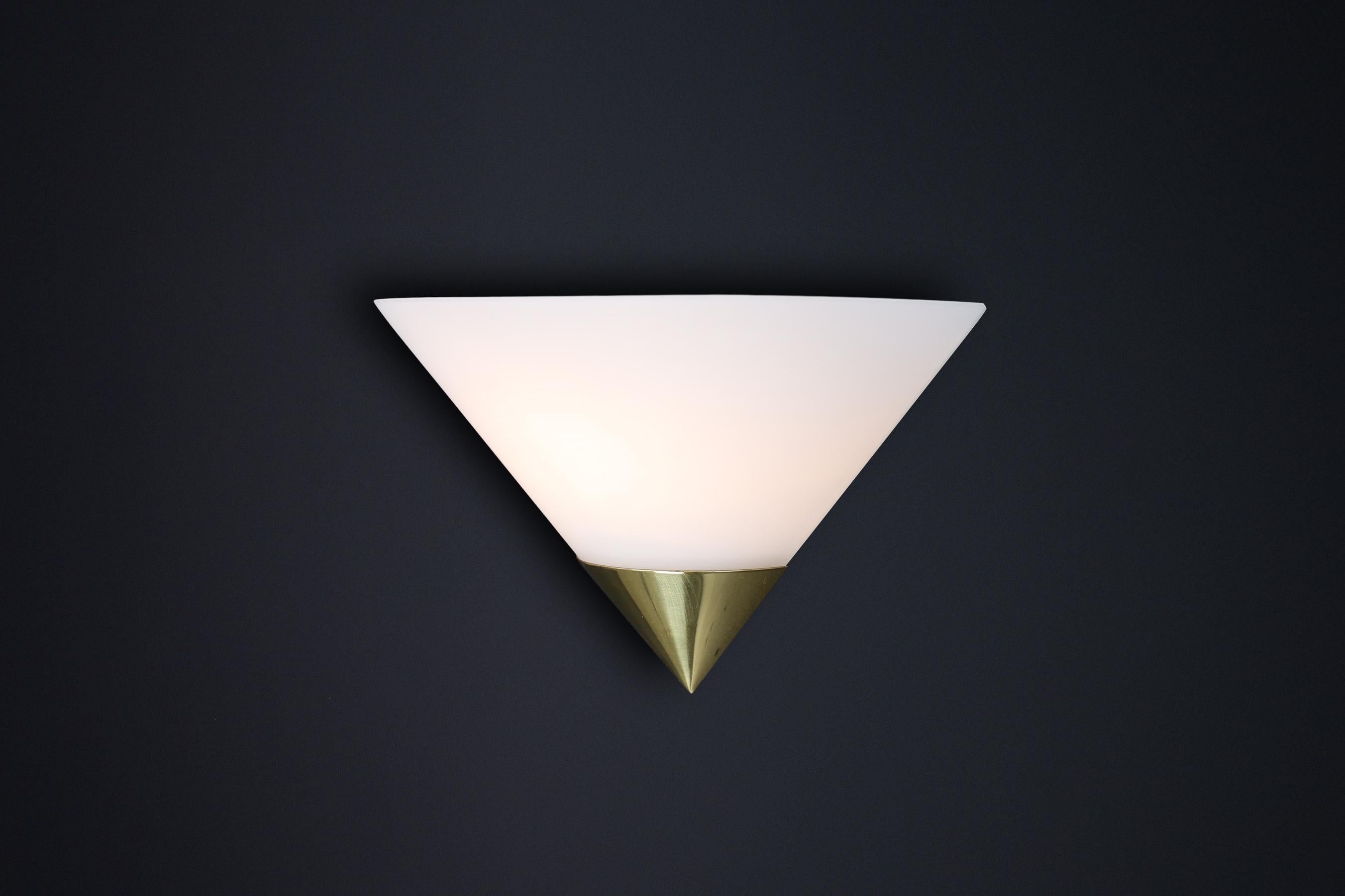 Apliques vintage Glashütte Limburg, latón y cristal opalino, años 80 en venta 4