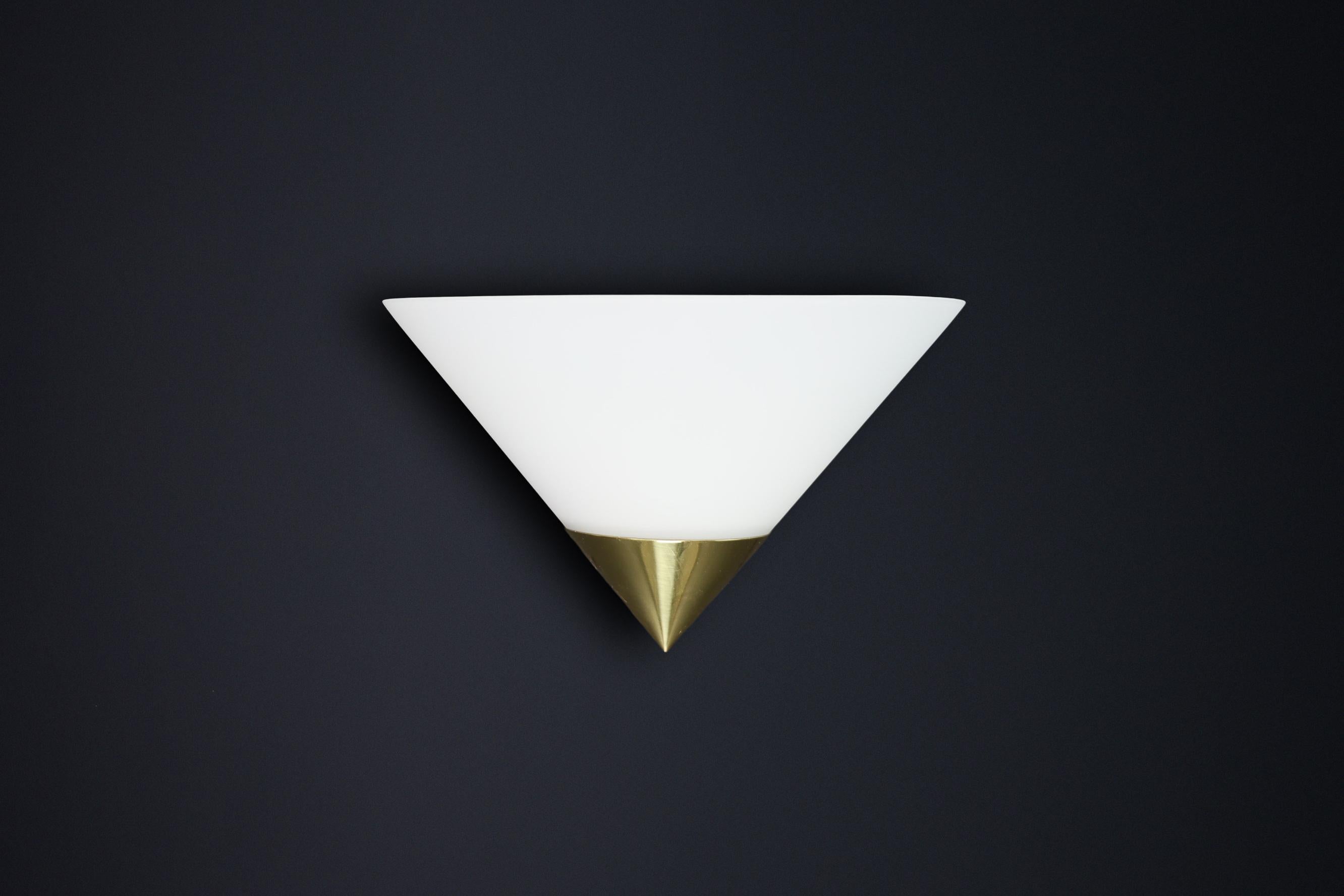 Apliques vintage Glashütte Limburg, latón y cristal opalino, años 80 en venta 5