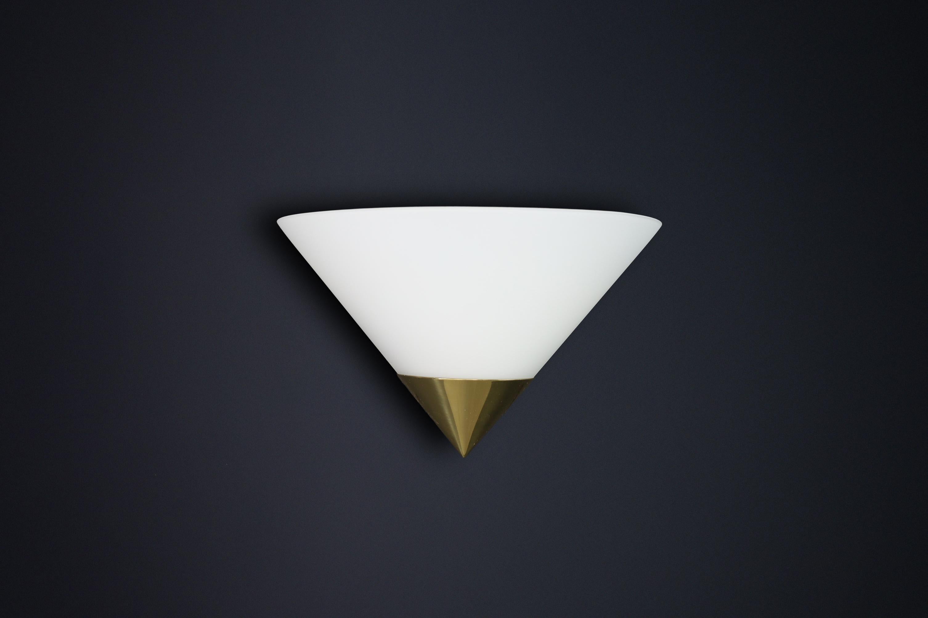 Apliques vintage Glashütte Limburg, latón y cristal opalino, años 80 en venta 6