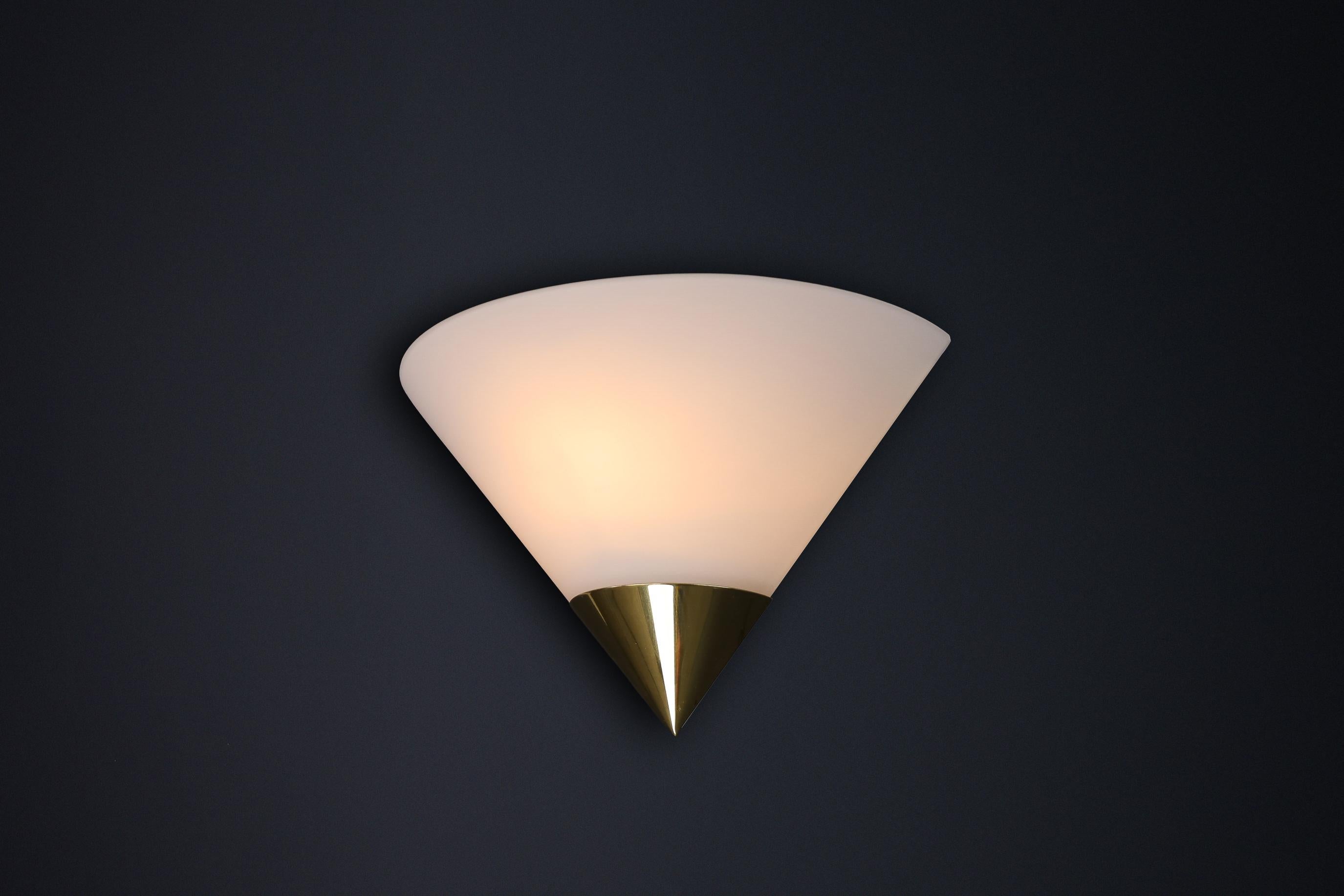 Apliques vintage Glashütte Limburg, latón y cristal opalino, años 80 Posmoderno en venta