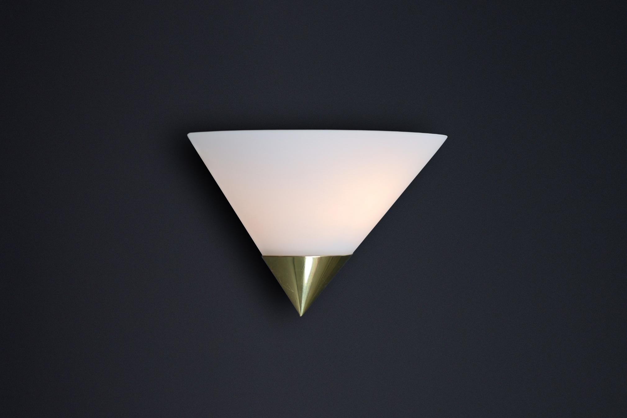 Apliques vintage Glashütte Limburg, latón y cristal opalino, años 80 Alemán en venta