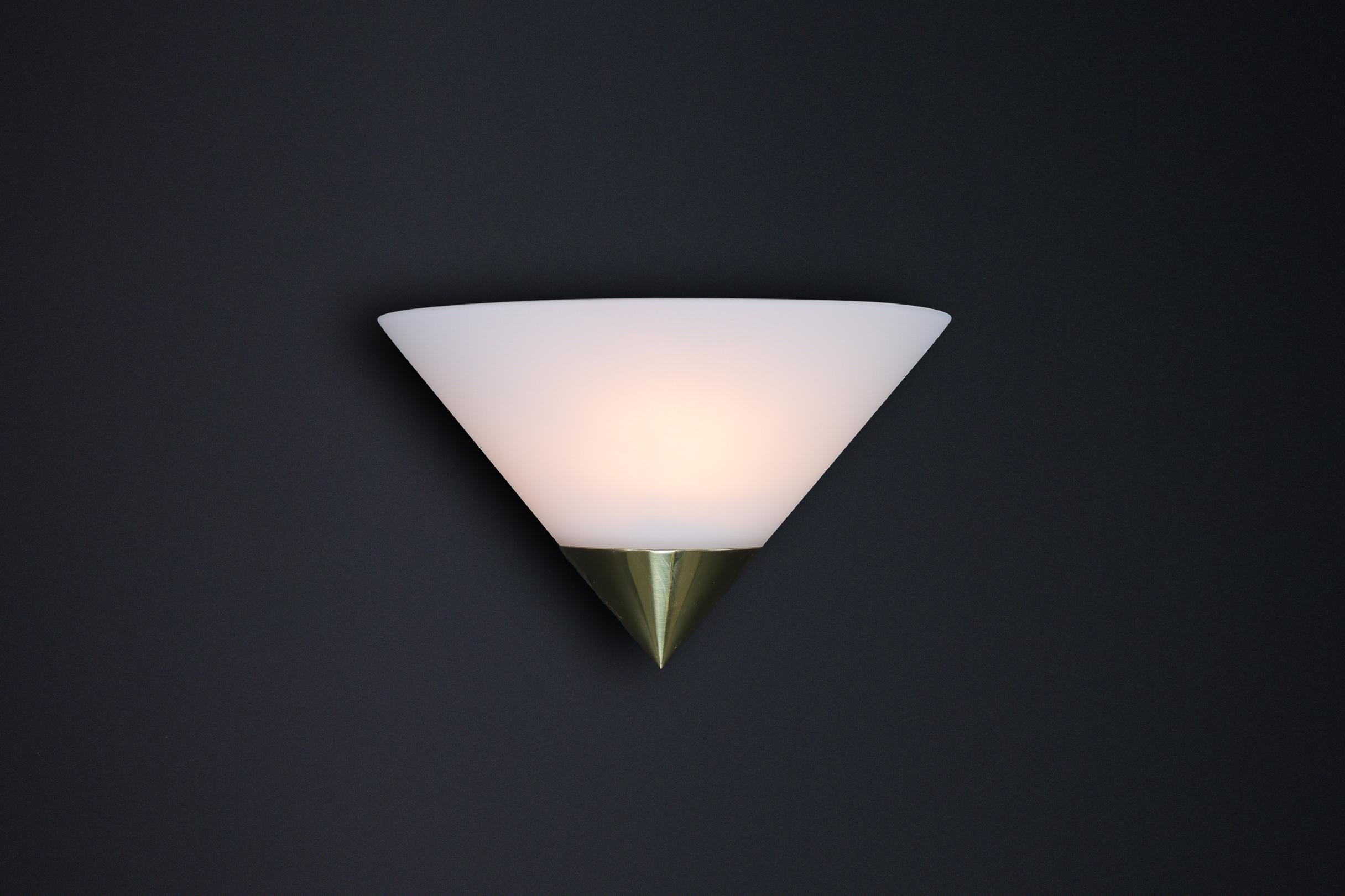 Apliques vintage Glashütte Limburg, latón y cristal opalino, años 80 finales del siglo XX en venta