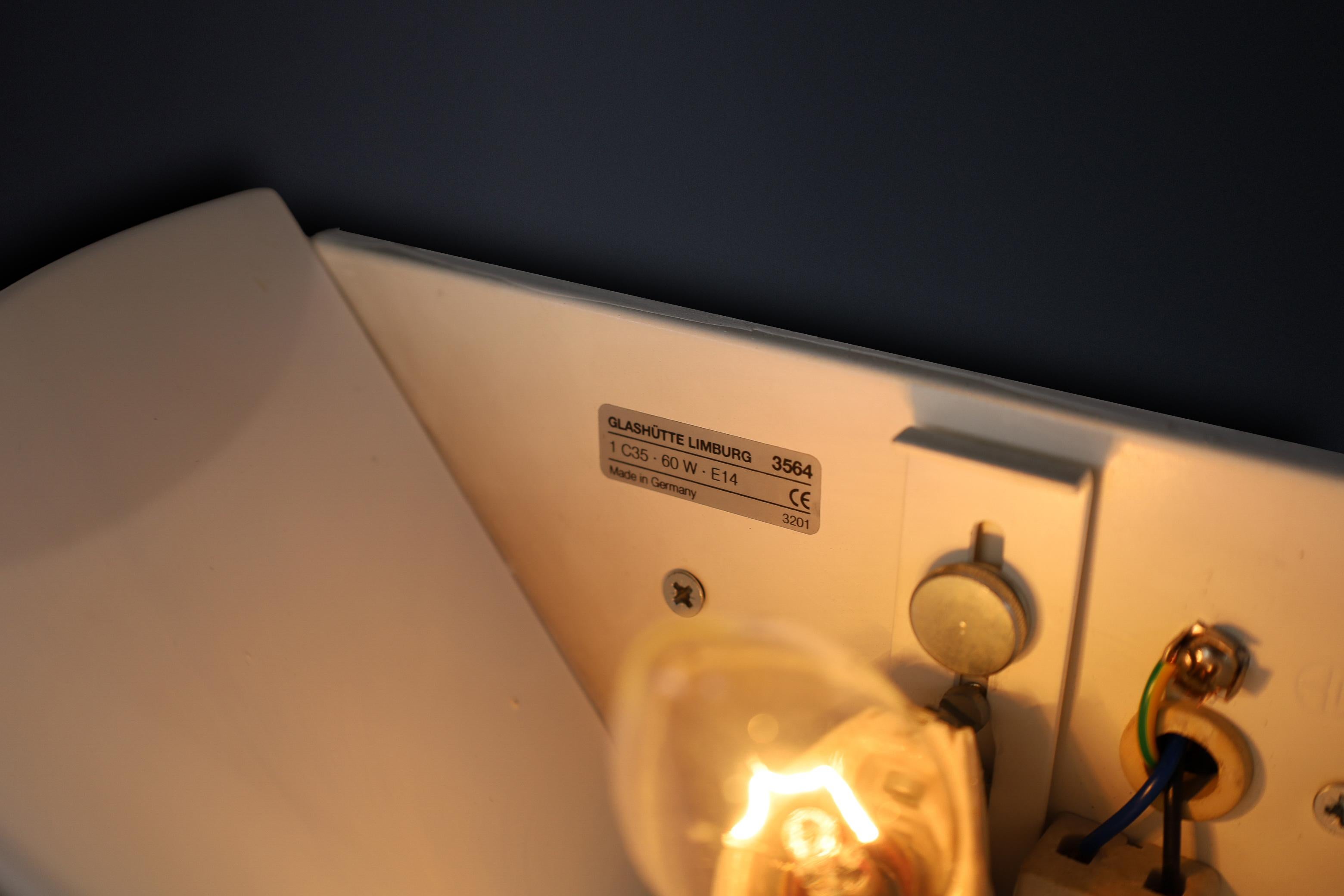 Apliques vintage Glashütte Limburg, latón y cristal opalino, años 80 Metal en venta