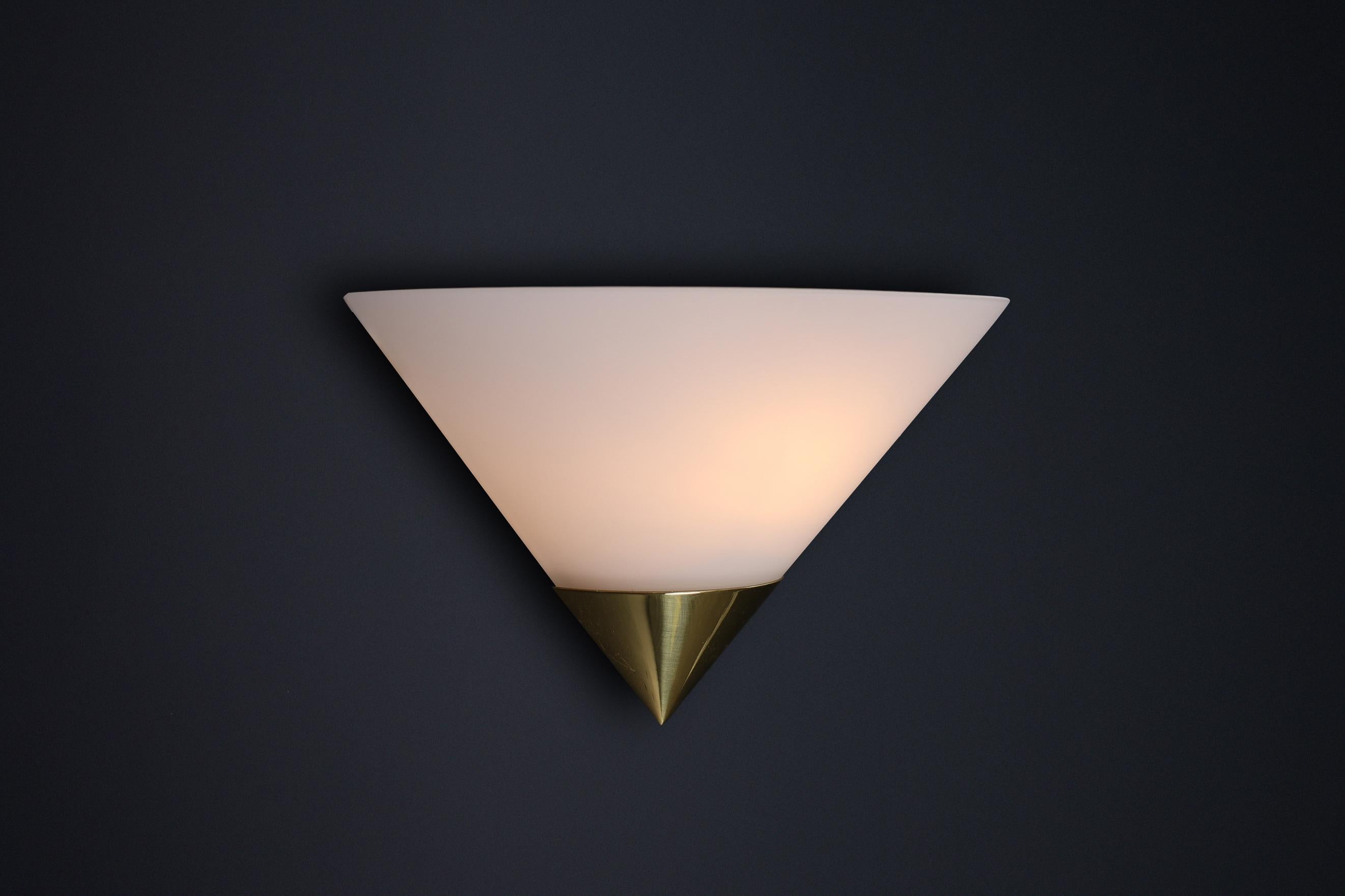 Apliques vintage Glashütte Limburg, latón y cristal opalino, años 80 en venta 1