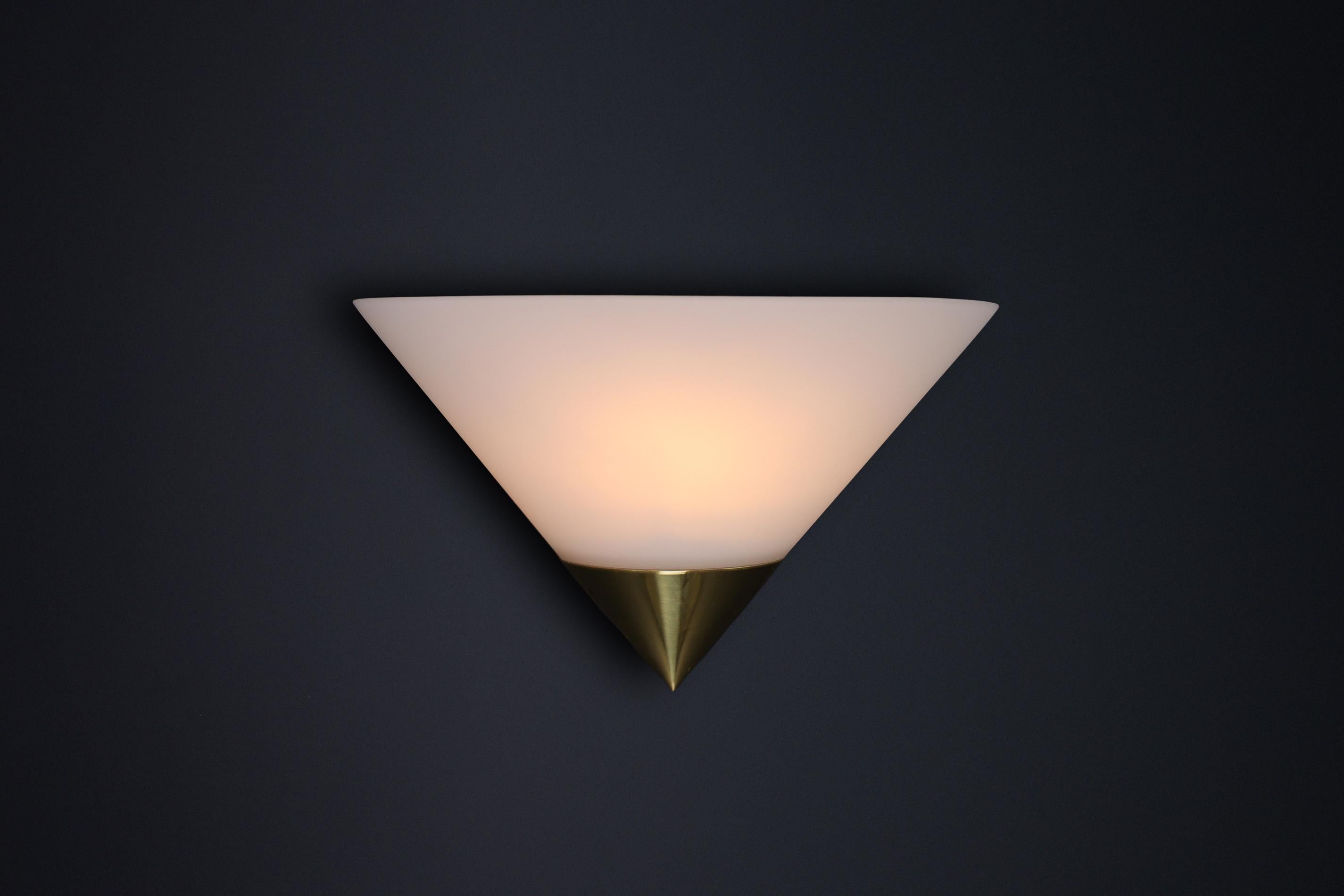 Apliques vintage Glashütte Limburg, latón y cristal opalino, años 80 en venta 2