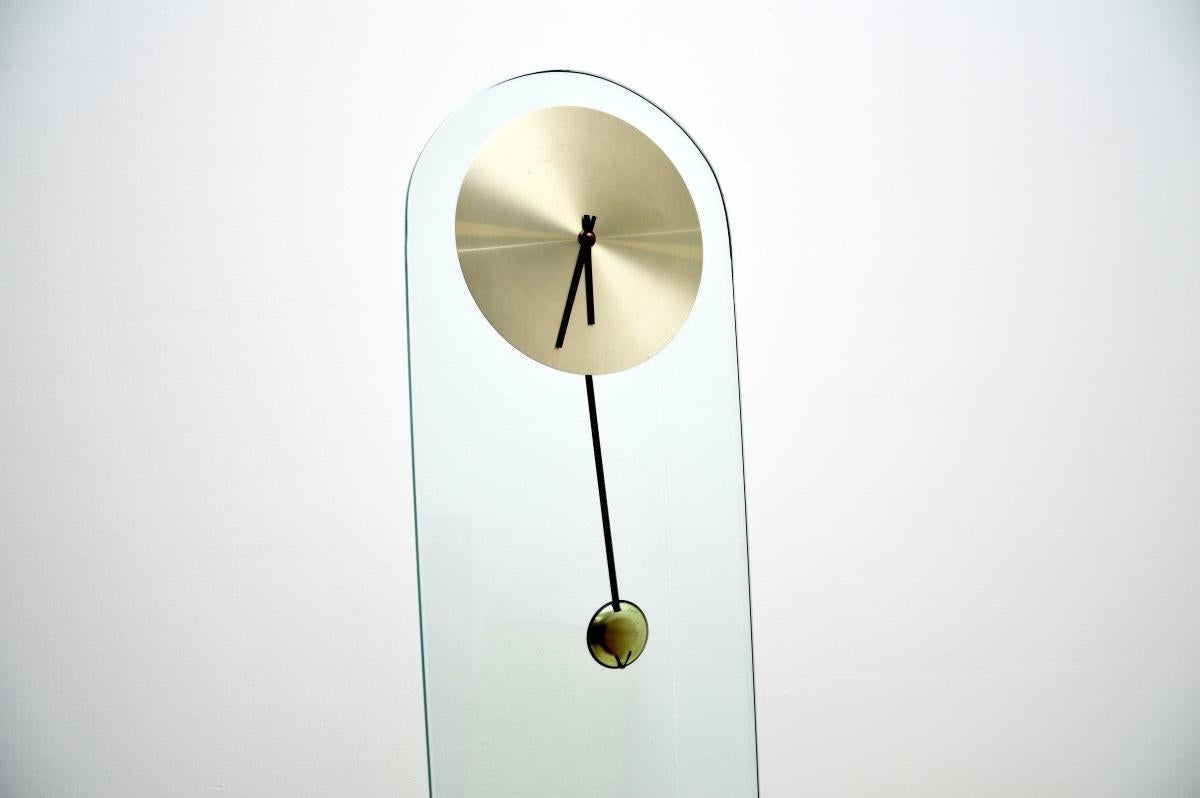 A stylish and incredibly rare vintage glass and brass clock by Leon Rosen for Pace Collection. This was made in the USA, it dates from the 1970’s.

The quality is outstanding, this is beautifully crafted from tempered glass, the base is held