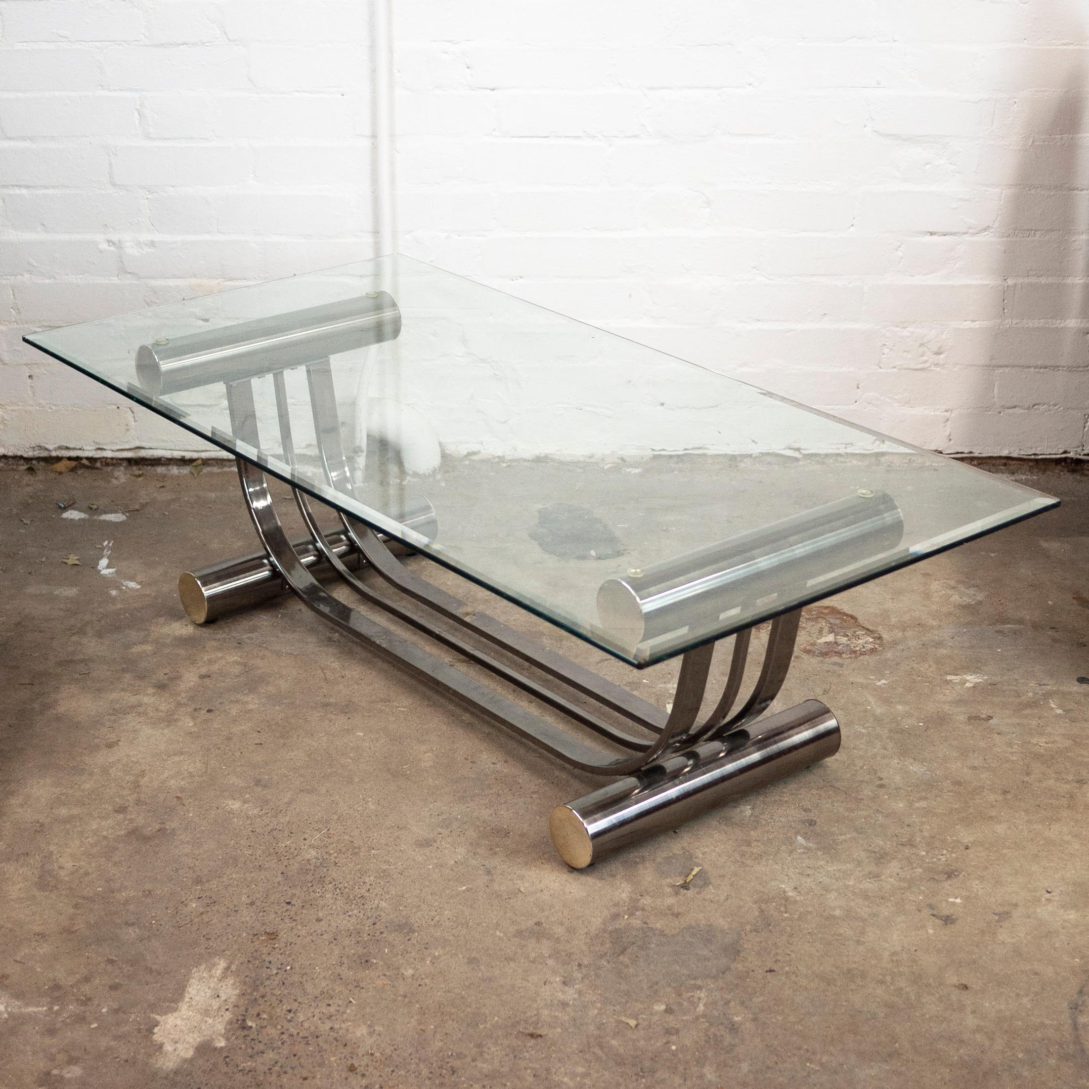 Une table basse rectangulaire en verre des années 1970. La table présente une élégante base chromée en forme d'ellipse avec des supports cylindriques épais.

Concepteur - Inconnu

Fabricant - Design Institute America

Période de conception -