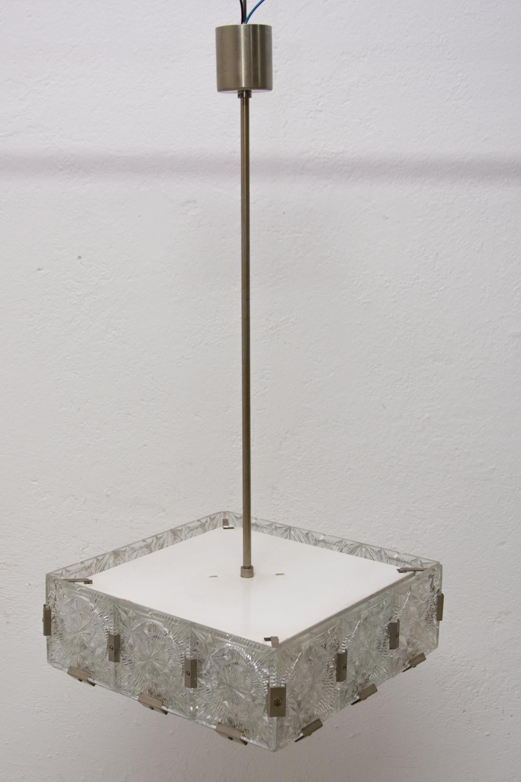 20ième siècle Lampe à suspension vintage en verre et acier chromé de Kamenick enov, 1970 en vente