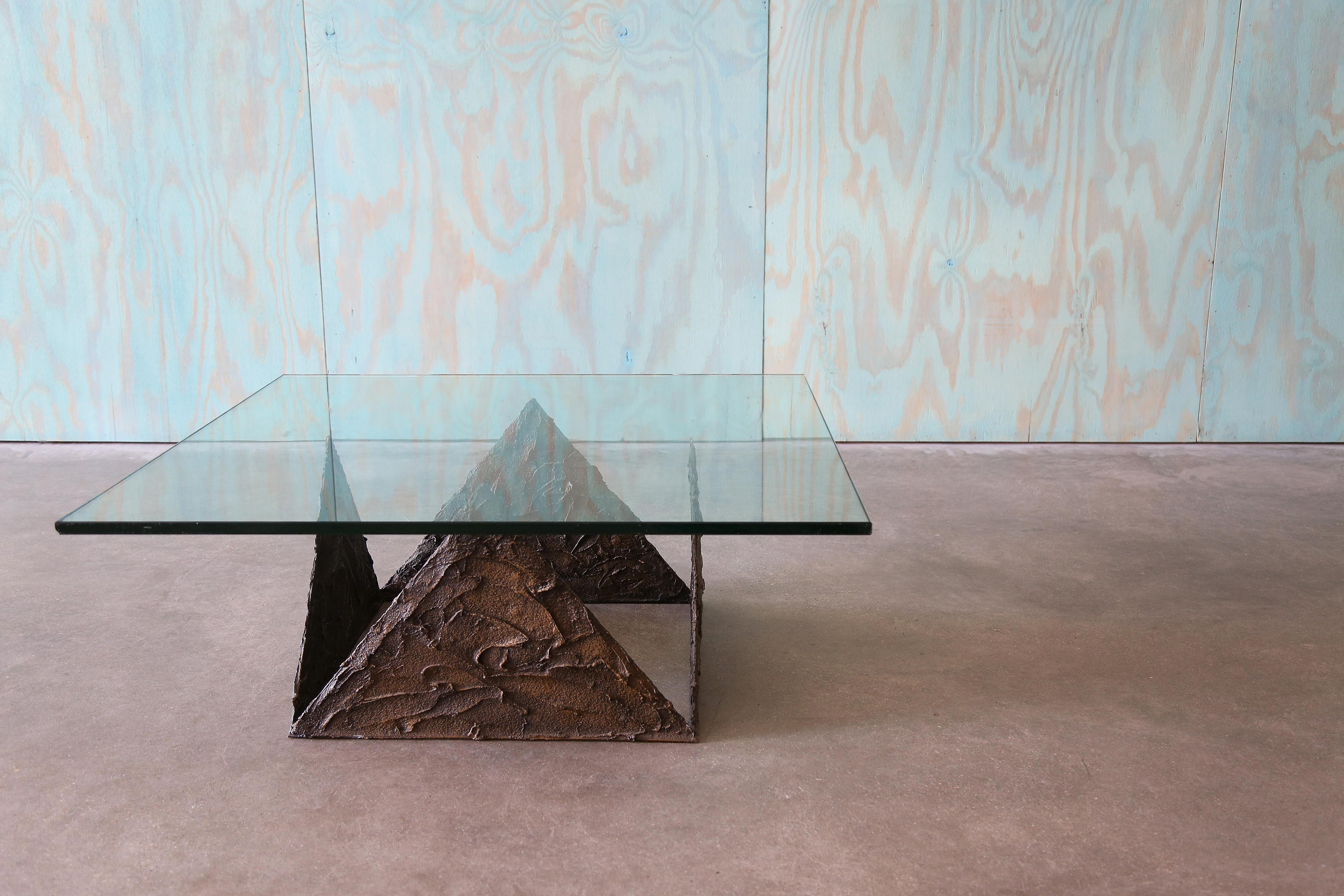 Table basse vintage composée de verre et d'une forme pyramidale en acier recouverte de résine goop. Cette pièce n'est pas signée et Can n'a pas pu confirmer la table. Nous sommes donc dans la manière et l'école de Paul Evans, mais pas une pièce