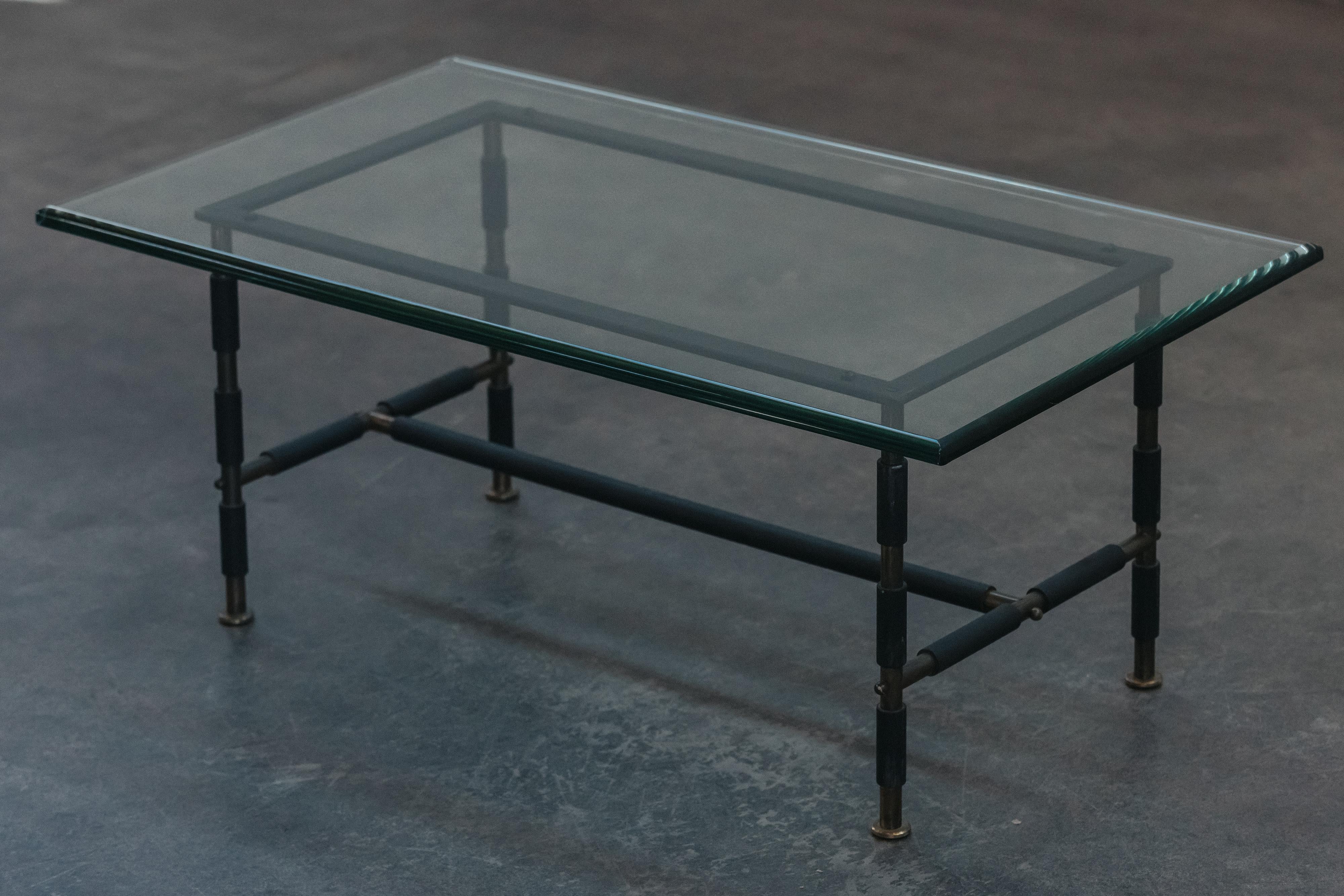 Vintage Glas und Metall Couchtisch von Fontana Arte, Italien 1970.  Massive, dicke Glasplatte auf einem Metallsockel mit Messingdetails.