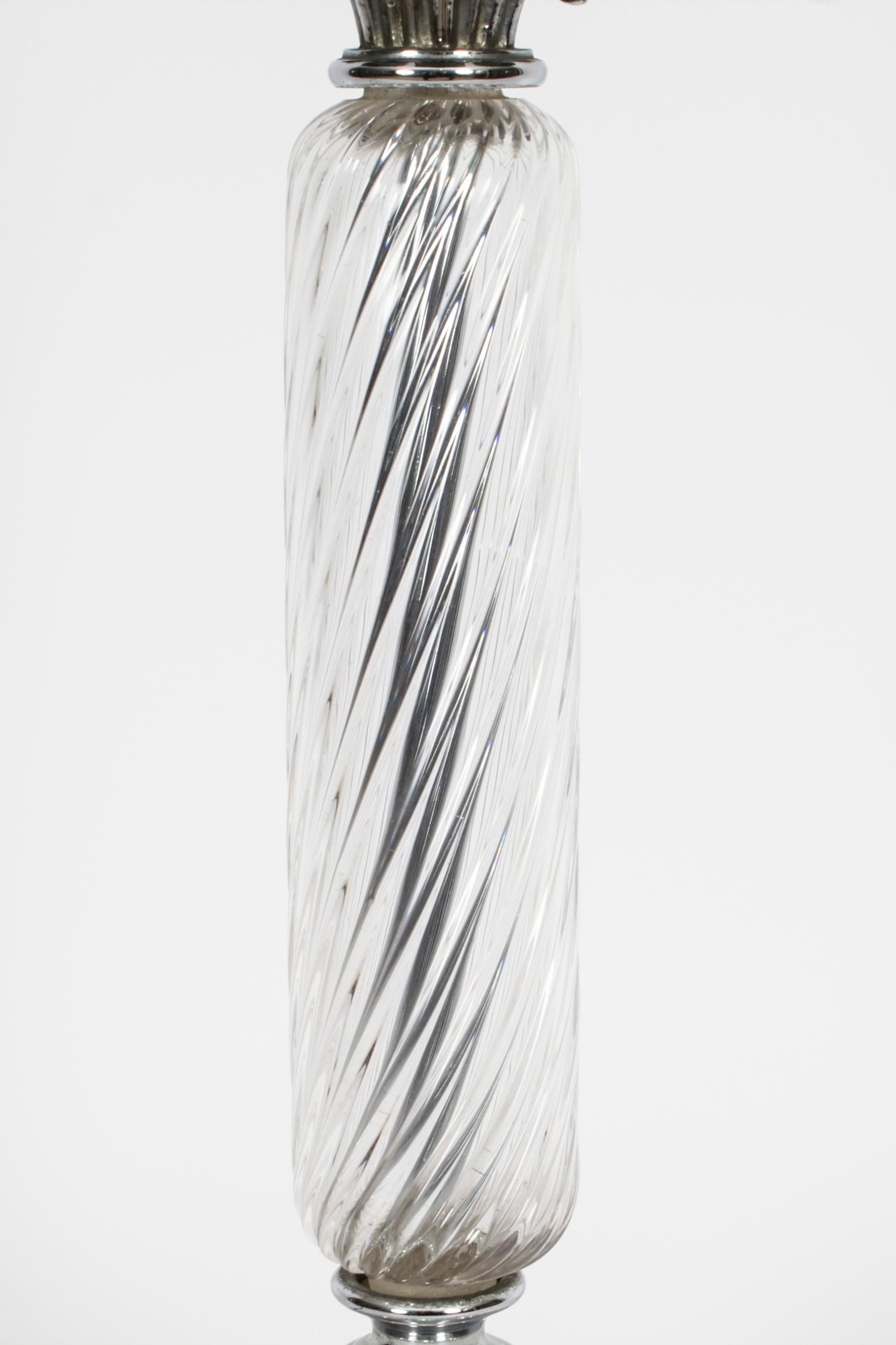Dies ist eine elegante und raffinierte Tischlampe aus Glas und Silber aus der Mitte des 20. Jahrhunderts.

Diese stilvolle Lampe hat einen auffälligen Blumenkopf mit gedrehtem, geriffeltem Stiel auf einem gewölbten Sockel, der in dreibeinigen