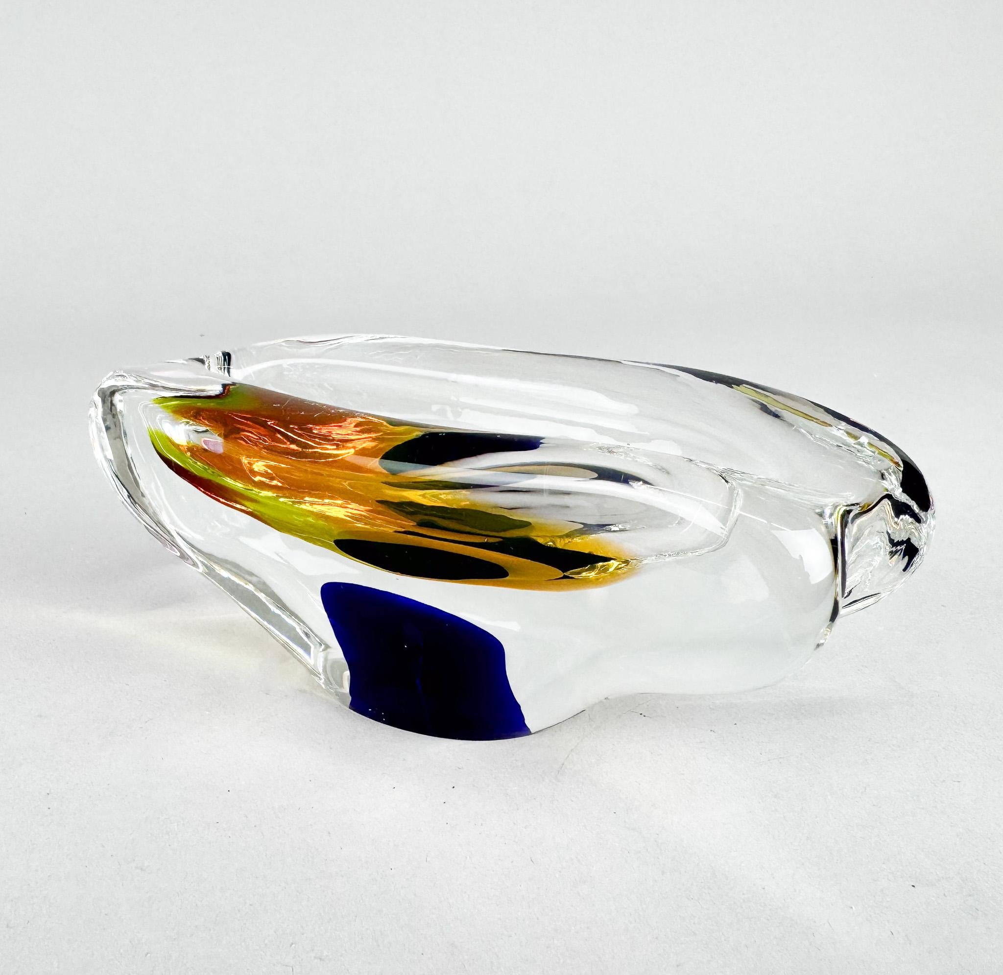 Ce magnifique cendrier en verre lourd a été conçu par Josef Rozinek et fabriqué par Glassworks Novy Bor dans l'ancienne Tchécoslovaquie dans les années 1960.