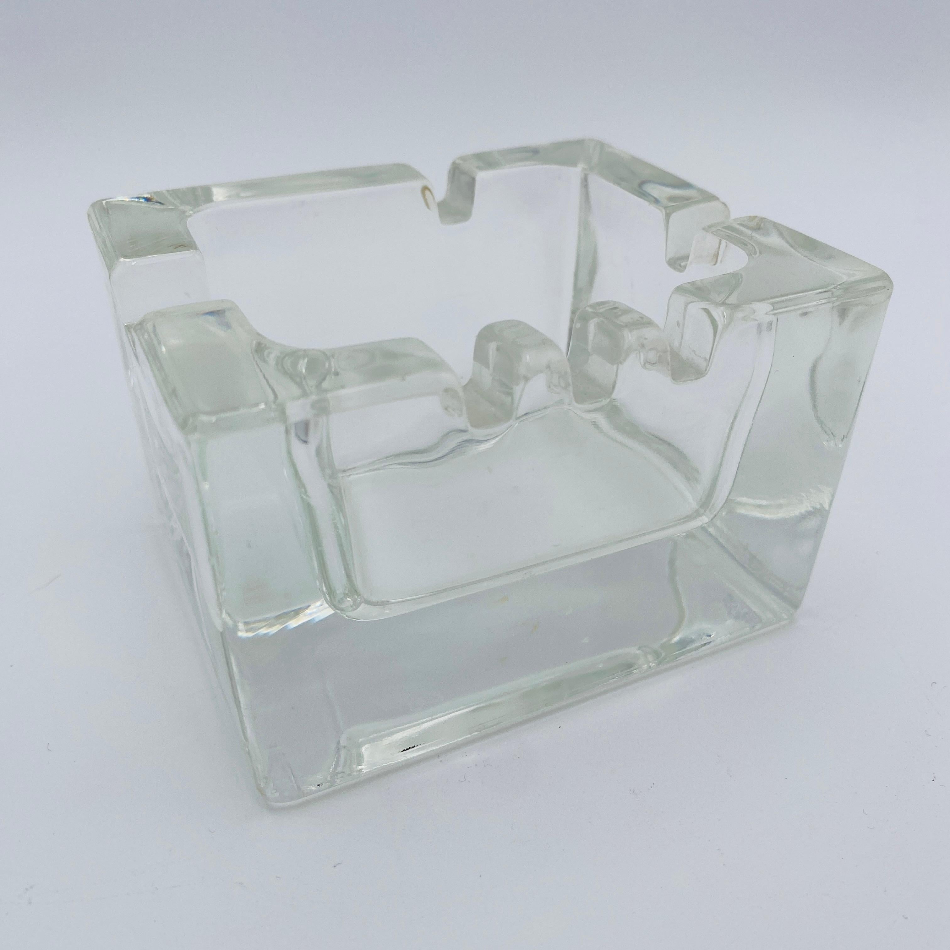 Este cenicero de cristal posmoderno, diseñado por Karj Franck, recibió el nombre de 
