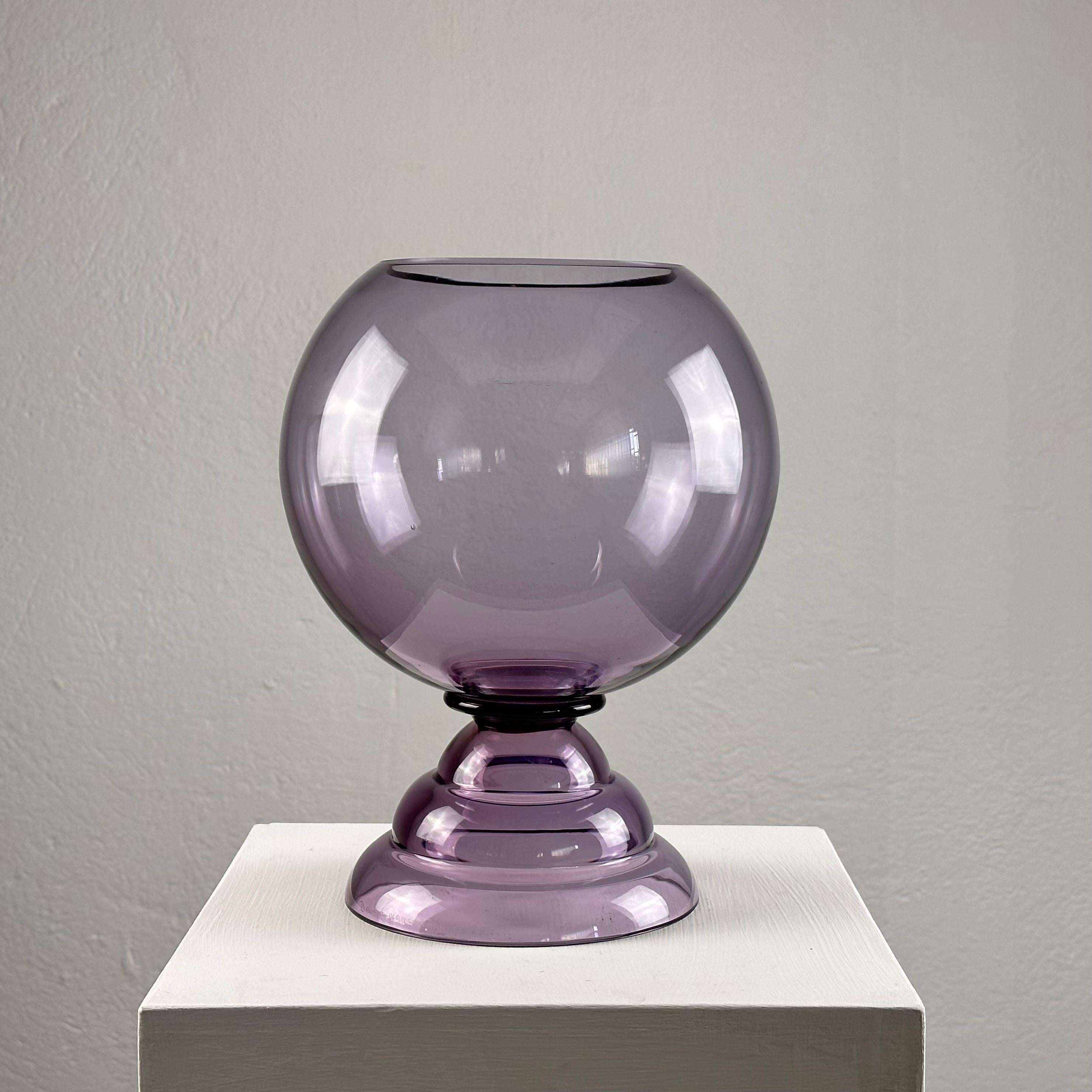 Ce grand vase dégage une élégance et une sophistication intemporelles, mettant en valeur l'héritage de Daum Nancy en matière de savoir-faire exceptionnel et de maîtrise artistique.

Le vase présente une couleur violette envoûtante qui ajoute une