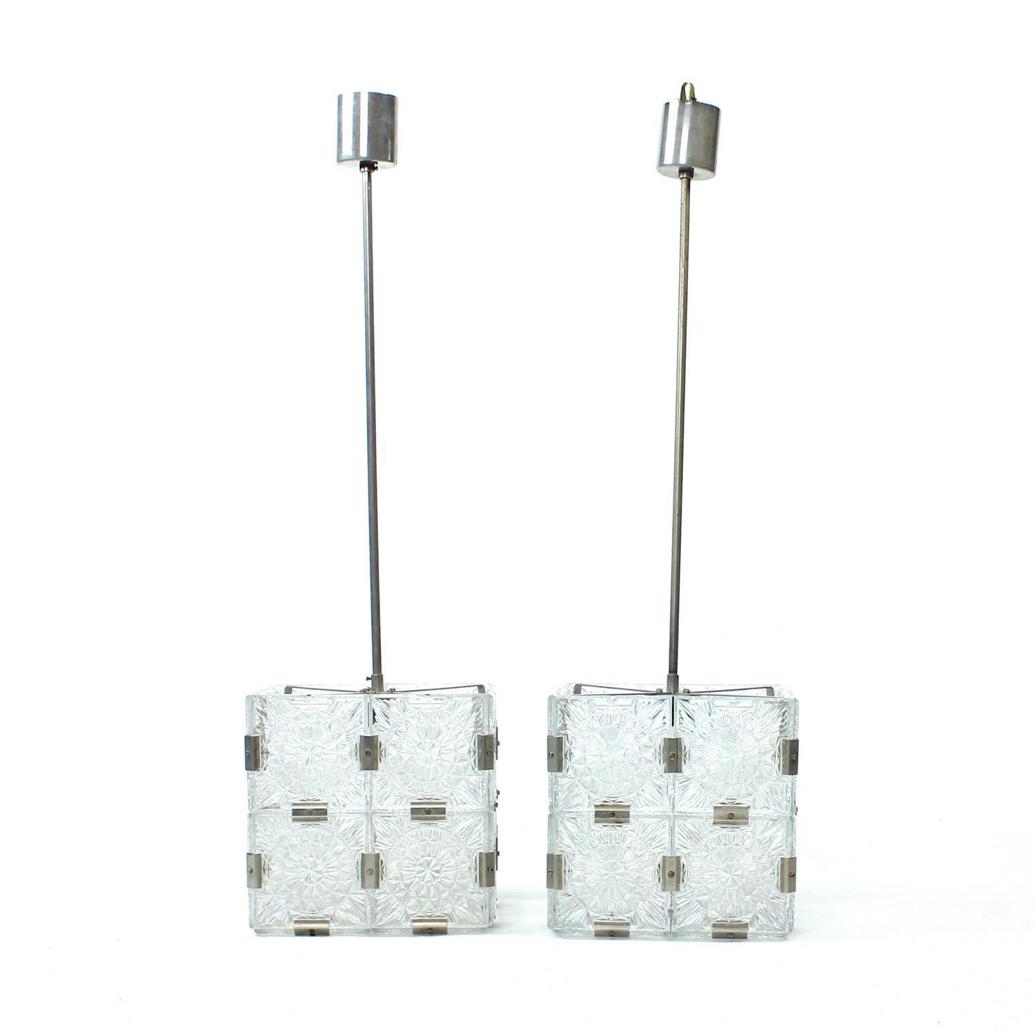 Das sind fantastische Glaswürfel-Anhänger! Produziert von der Fabrik Kamenický Šenov in den 1970er Jahren. Die Fabrik war auf die Herstellung von Pendelleuchten und Leuchten aus Glas spezialisiert. Diese Leuchten sind Würfel aus Glasplatten, die mit