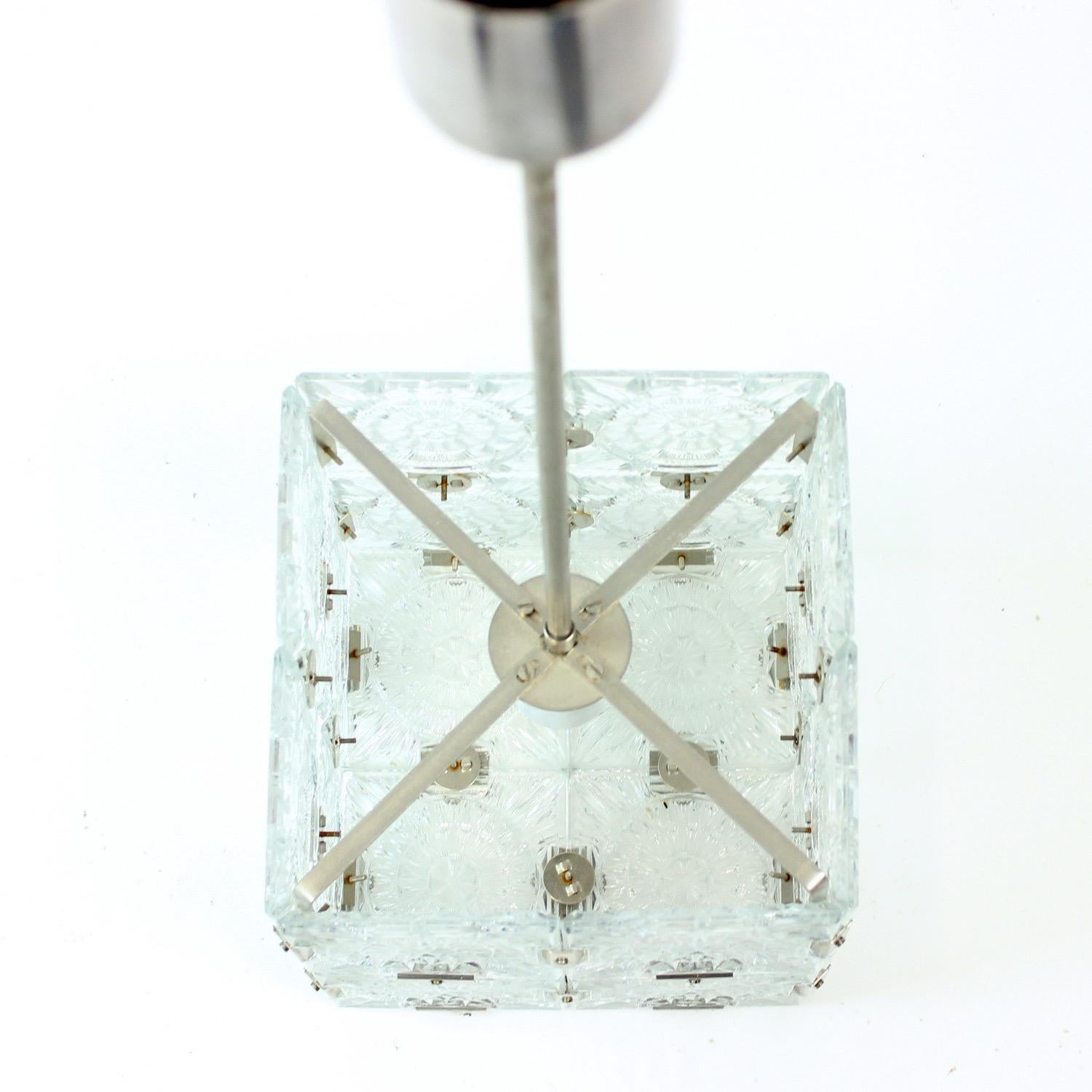 Bohemian Cube Pendand aus Glas von Kamenicky Senov, Tschechoslowakei, 1970er Jahre (Moderne der Mitte des Jahrhunderts) im Angebot
