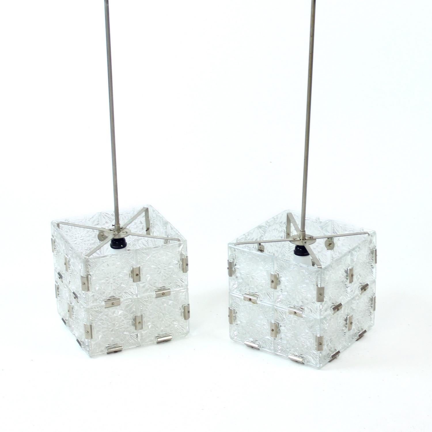 Bohemian Cube Pendand aus Glas von Kamenicky Senov, Tschechoslowakei, 1970er Jahre (Stahl) im Angebot