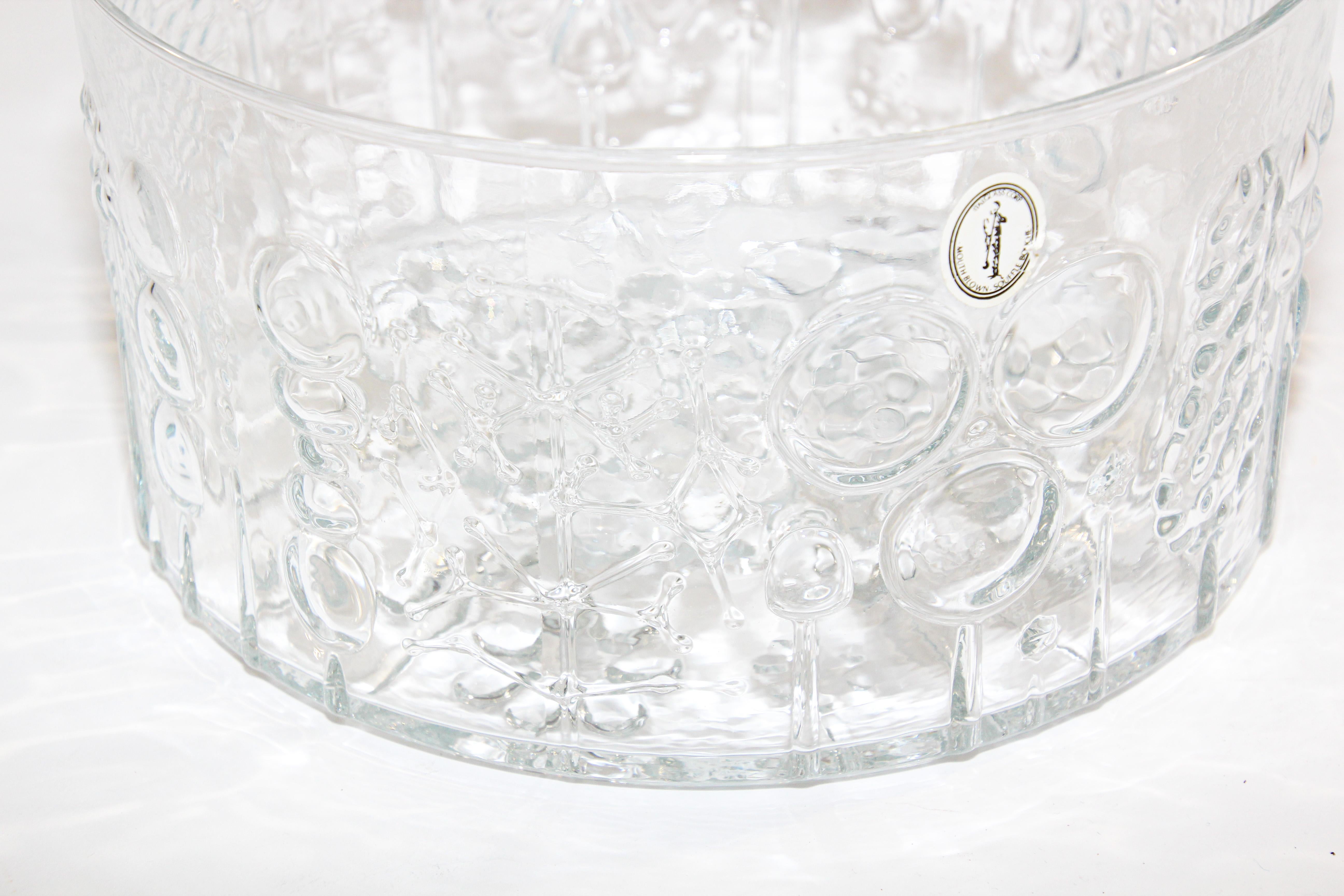 Große Salatschüssel aus Klarglas im Flora-Stil Italglass Corp. Mundgeblasene Souffle Bouche 1960er Jahre
Diese große Servierschale aus Glas ist mit einem schönen organischen, erhabenen Muster aus abstrahierten Blumen versehen.
Ein wunderschönes