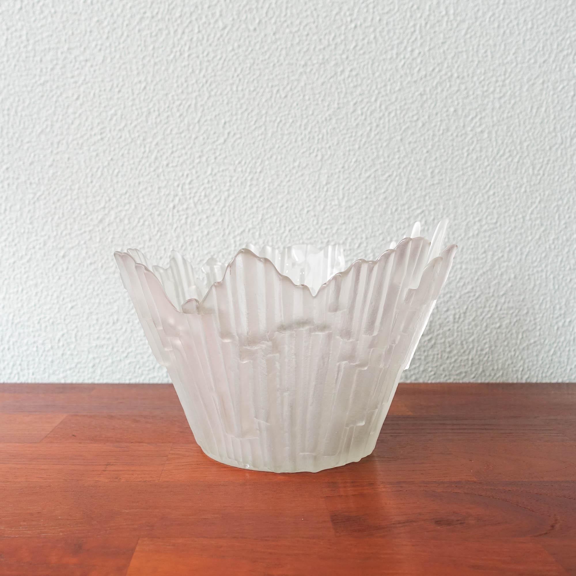 Ce bol en verre a été conçu par Tauno Wirkkala pour Humpila Glass of Finland en 1972 et a été produit entre 1972 et 1987.
Tauno Wirkkala est le frère du célèbre designer finlandais Tapio Wirkkala. Ce grand bol en verre givré fait à la main ressemble