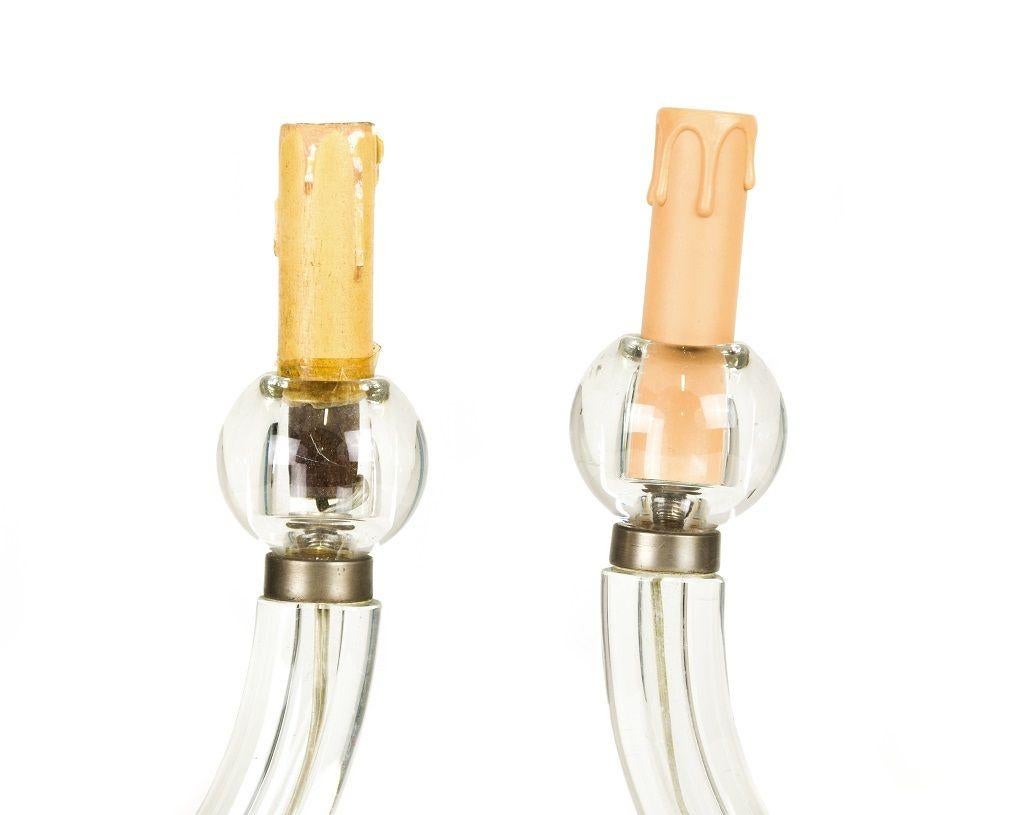 Glas-Kerzenhalter-Lampen ist eine originelle dekorative Glas-Lampe, die in Italien in den 1950er Jahren von italienischen Herstellern realisiert wurde.

Diese einzigartige Kerzenhalterlampe ist komplett aus Glas gefertigt. 

Dieses Objekt wird