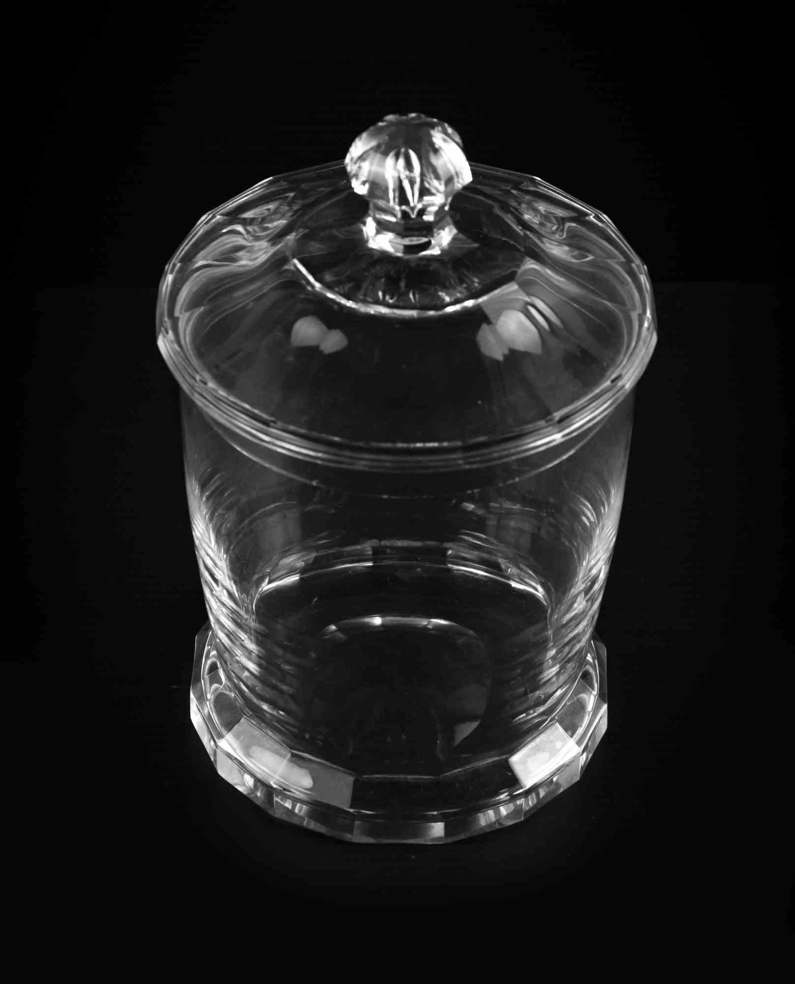 Die Bonbondose aus Glas ist ein originelles Dekorationsobjekt aus den 1970er Jahren.

Transparentes Glasobjekt, perfekt um Ihre Süßigkeiten aufzubewahren und Ihrem Tisch Eleganz zu verleihen!

Guter Zustand bis auf einen Kratzer, der abplatzt.