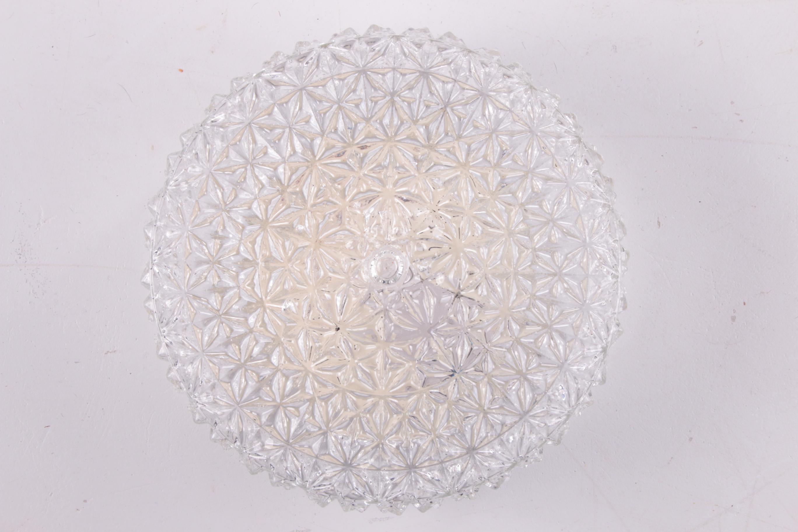 Vintage glass ceiling lamp made of thick glass, 60/70


A large original lamp - a ceiling lamp from the 60s/70s.

Once used as a ceiling lamp. Works great as a wall lamp

For the living room, bathroom, hallway, also outside. With a textured