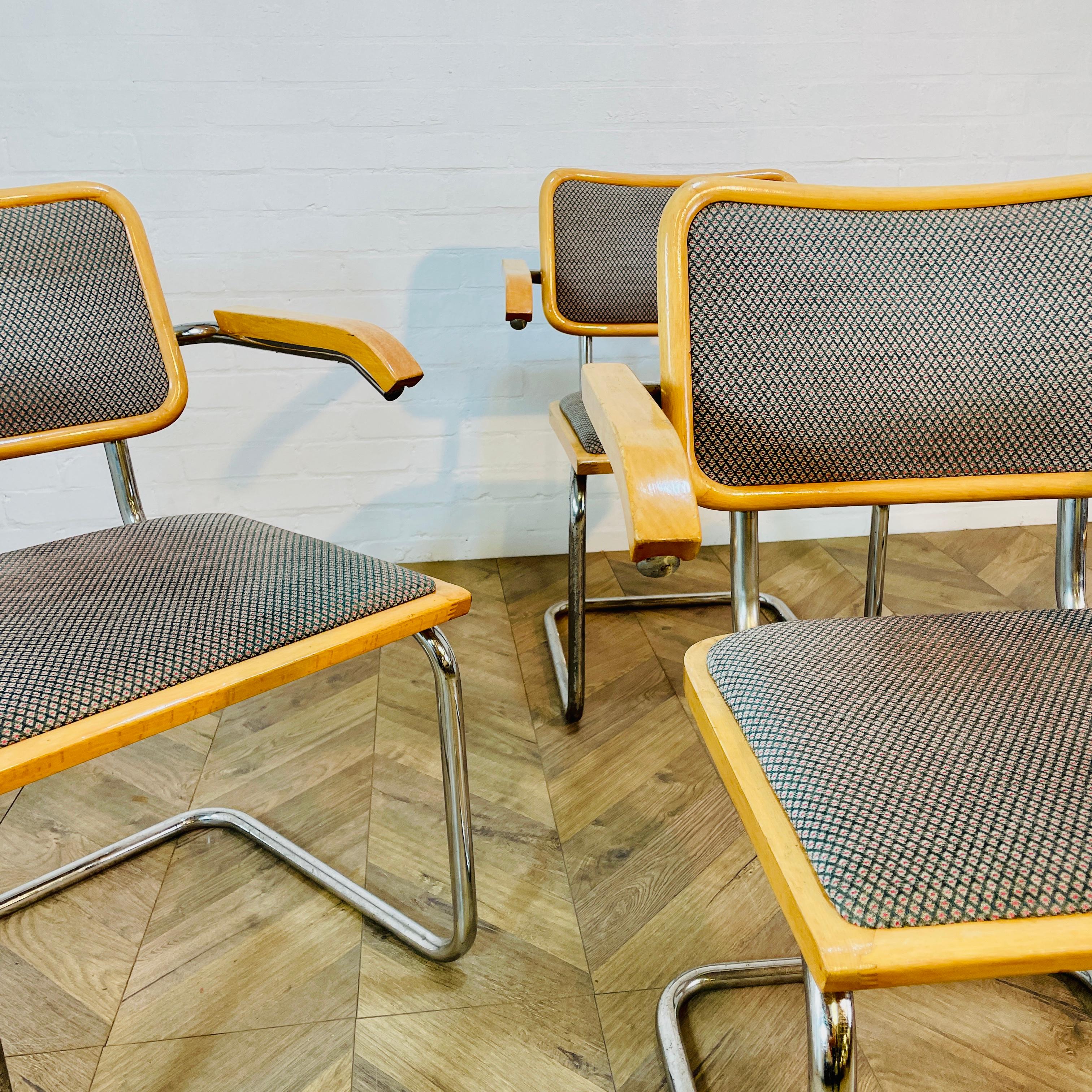 Table de salle à manger vintage, moderniste en verre et en chrome et ensemble de 4 fauteuils Marcel Breuer B32 'Cesca'.

Le cadre tubulaire chromé et le plateau en verre sont en très bon état, sans éclats et avec une usure mineure, conforme à l'âge