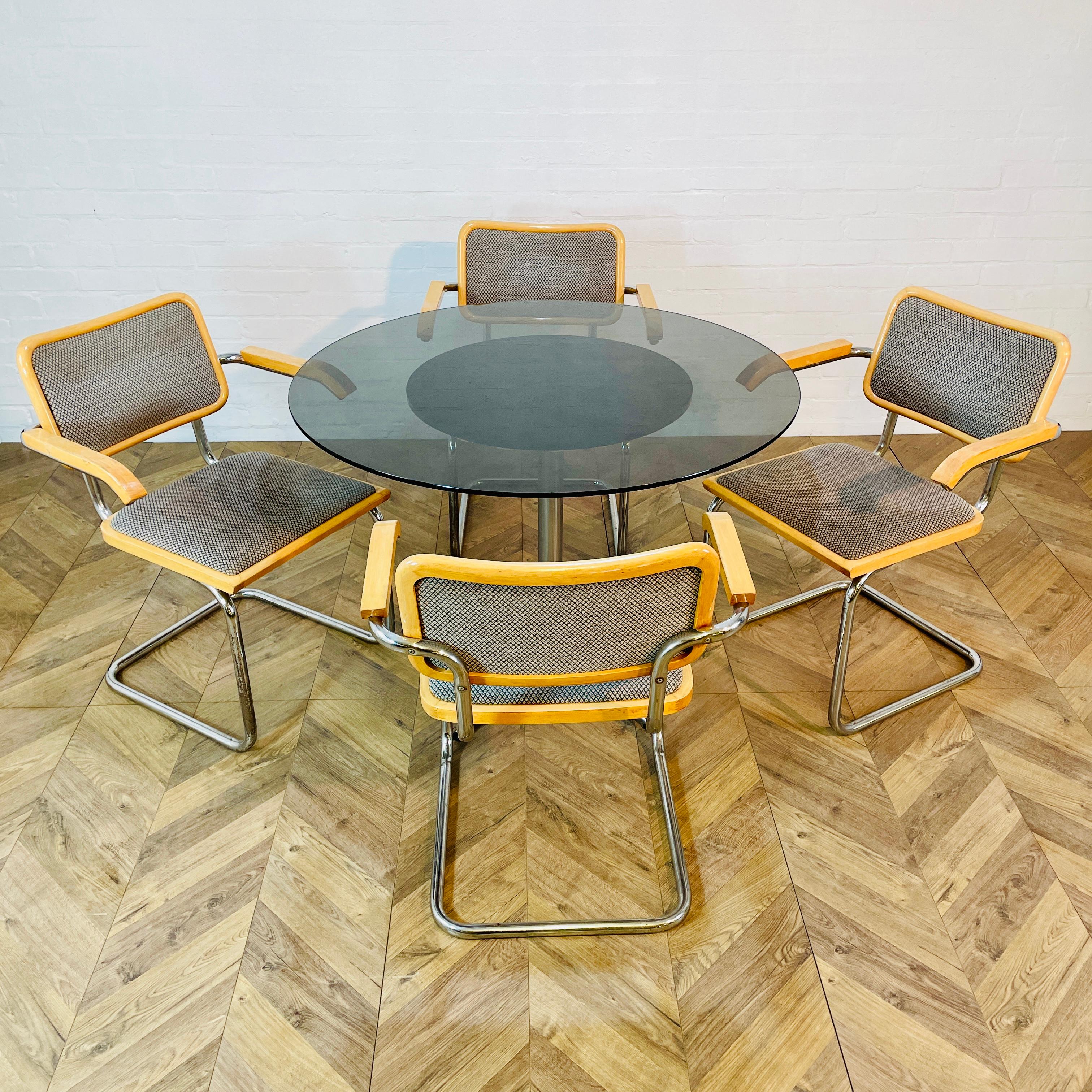 italien Table de salle à manger circulaire vintage en verre + ensemble de 4 fauteuils Cesca Marcel Breuer en vente