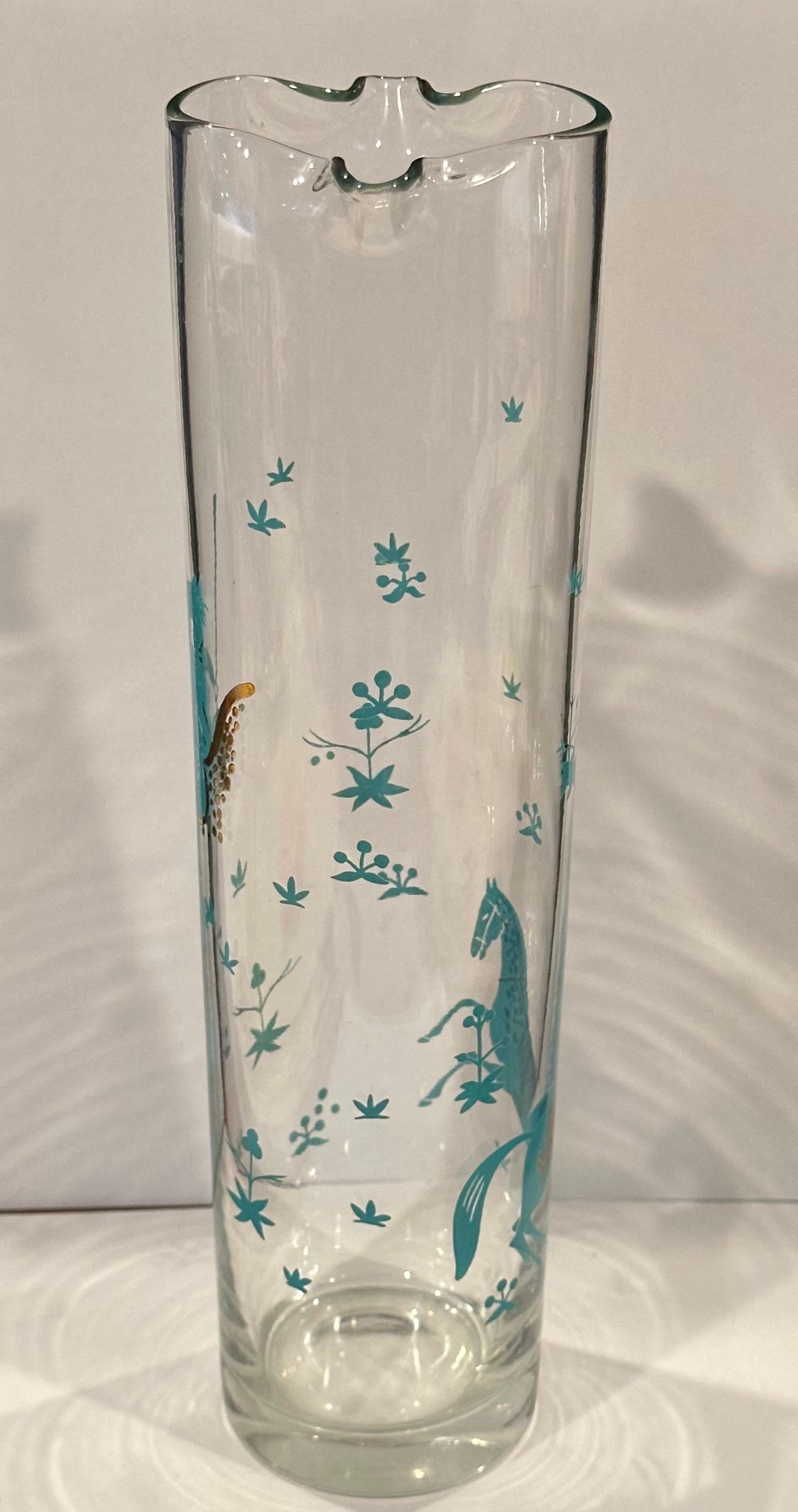Bonita jarra de cristal para cóctel / martini con escena de polo, hacia la década de 1970.  La pieza está en muy buen estado vintage, sin astillas ni grietas, y mide 3 