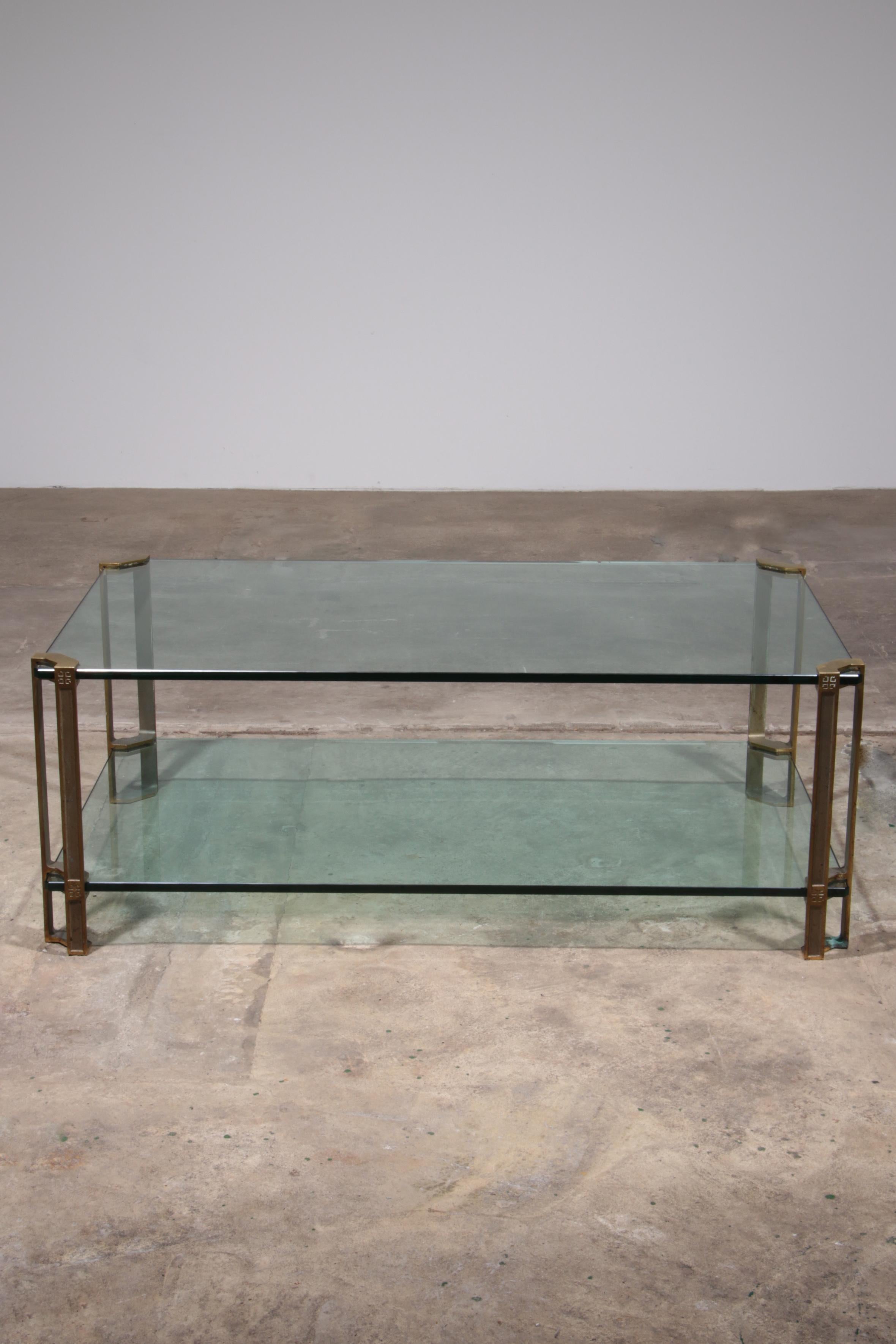 

Retournez dans les années 1970 avec l'exquise table basse en verre Vintage, conçue par le célèbre designer hongrois Peter Ghyczy. Cette table emblématique du modèle T24 présente des pieds originaux en bronze et en laiton, supportant deux épaisses