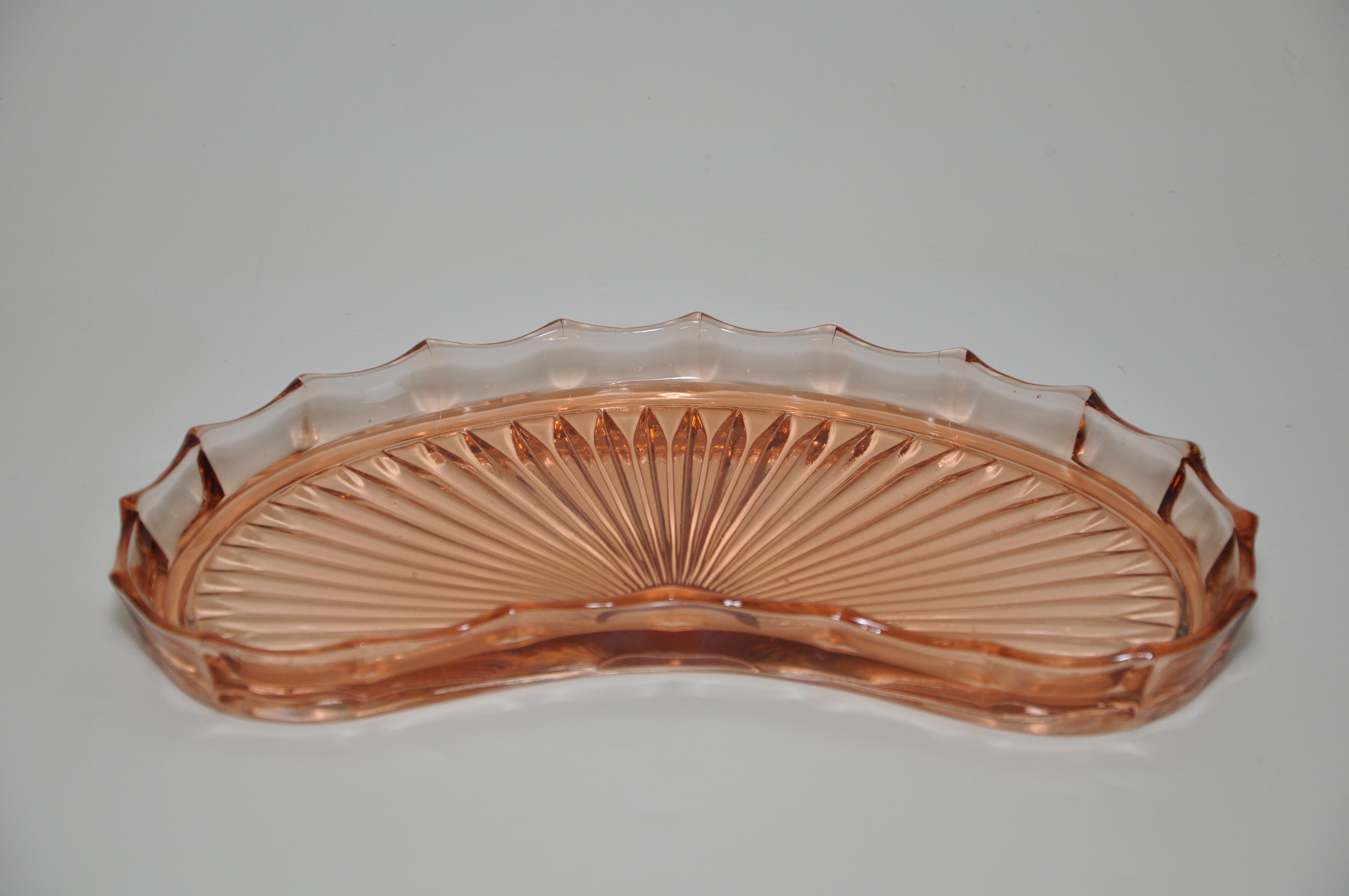 A beautiful vintage tray in a peach colour with tones of tan and orange in an exquisite fan shape.
Could be used for multiple purposes, a vanity display containing trinkets, jewellery, coins, perfume, mementoes on a dresser, or as a quirky drinks