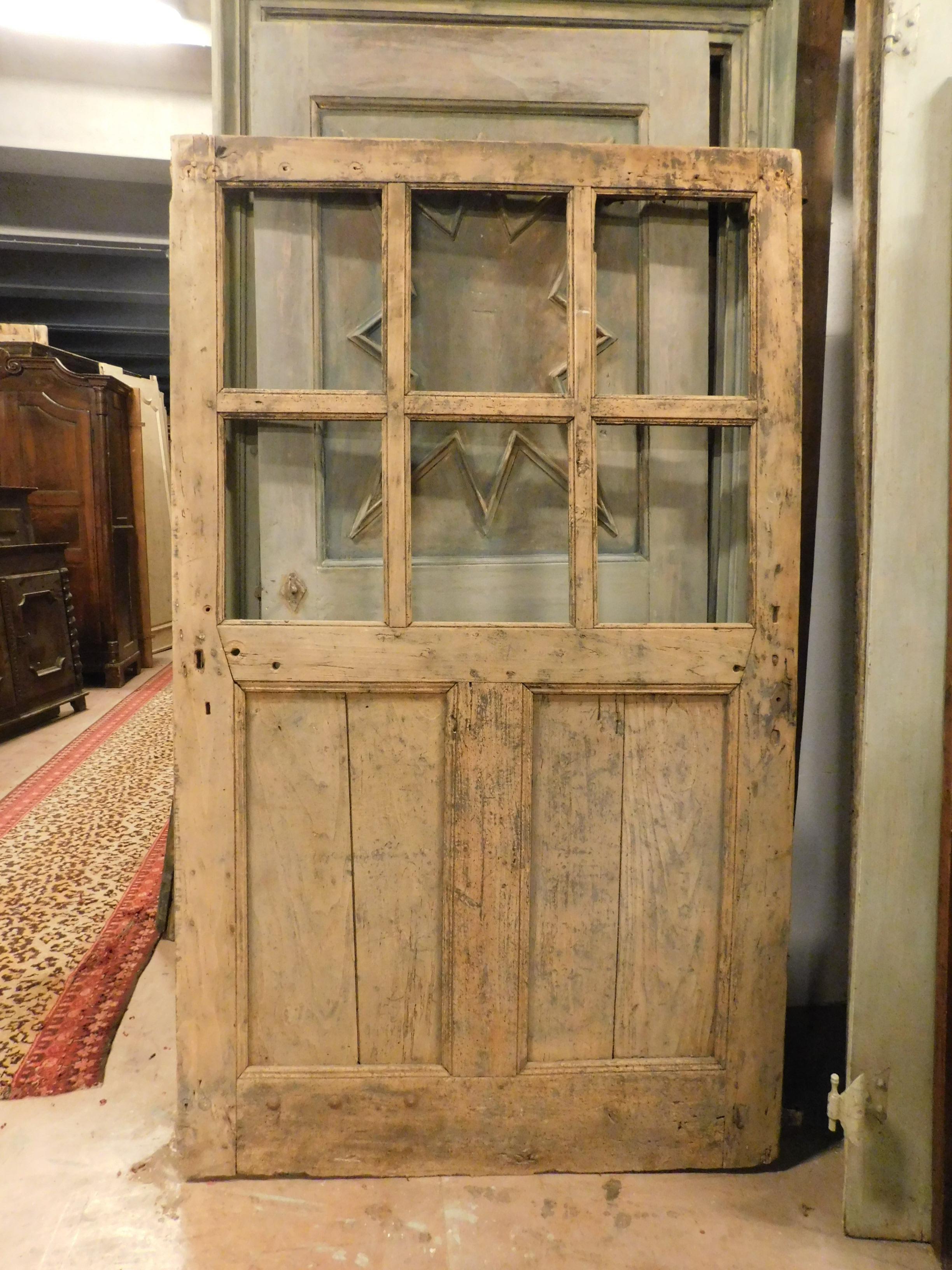 Vintage antique glass door in poplar wood, without glasses and Minimamante to be restored as seen in the photo, built and sculpted in the panels completely by hand, beautiful patina, built in the 19th century in Italy.
Currently it would have push