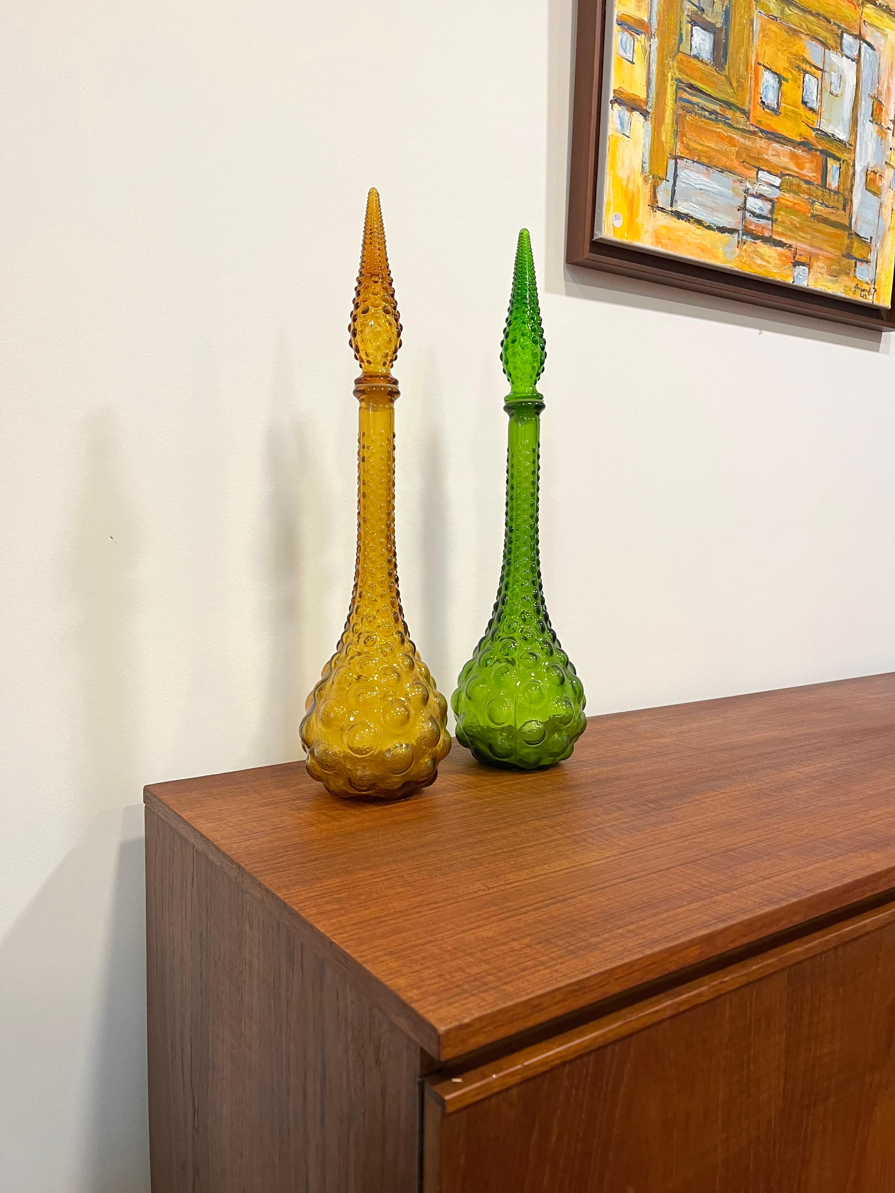ensemble de 2 grandes carafes vintage certainement d'Empoli en Italie dans les années 60
Belle couleur ambre et verte et décor de bulles
Très élégante