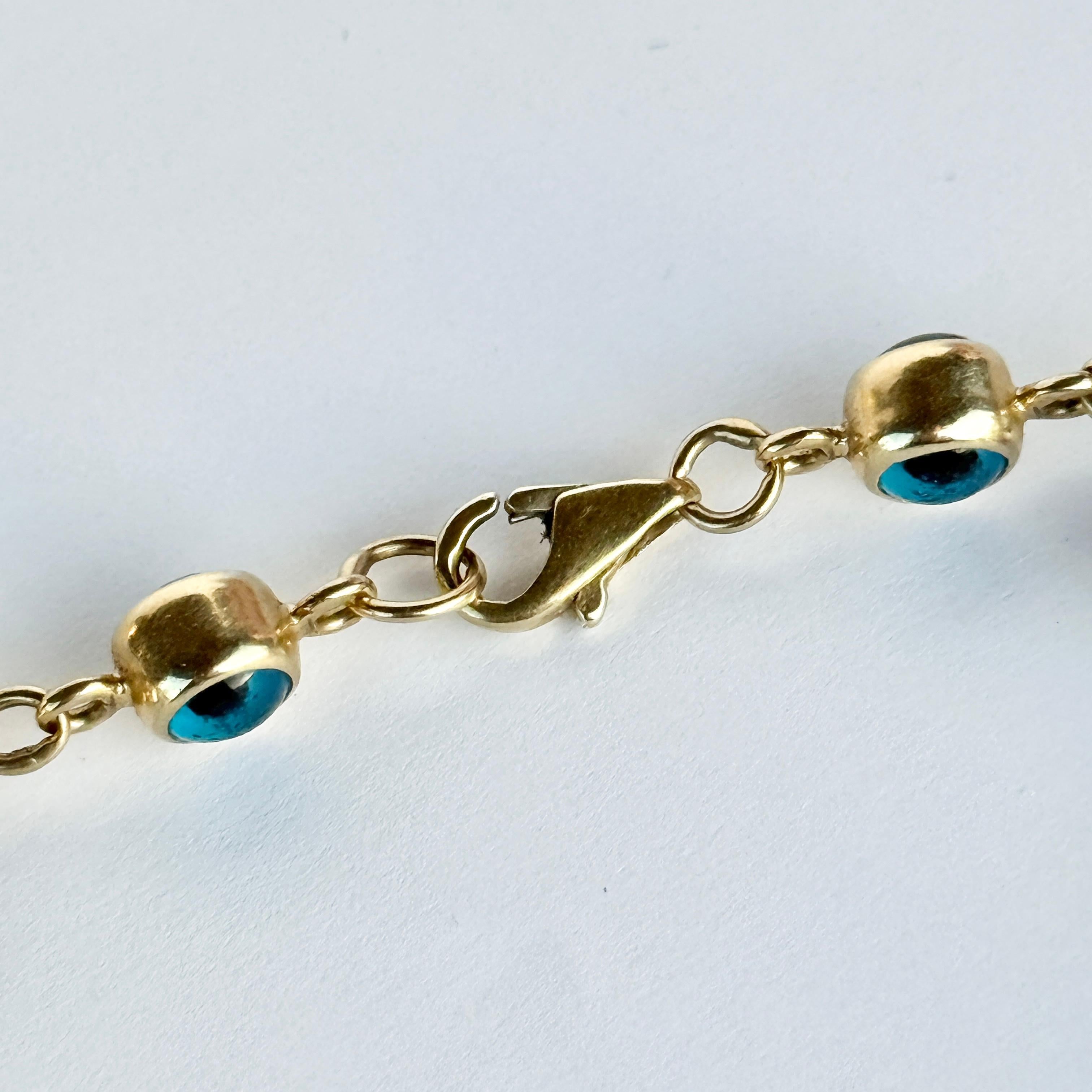 Esta preciosa pulsera de oro de 14 quilates está engastada con 12 ojos malignos de cristal. El cristal está encerrado en oro de 14 quilates. 

Longitud: 19 cm
Anchura del Link: 5,5 mm

Peso: 10.6 g