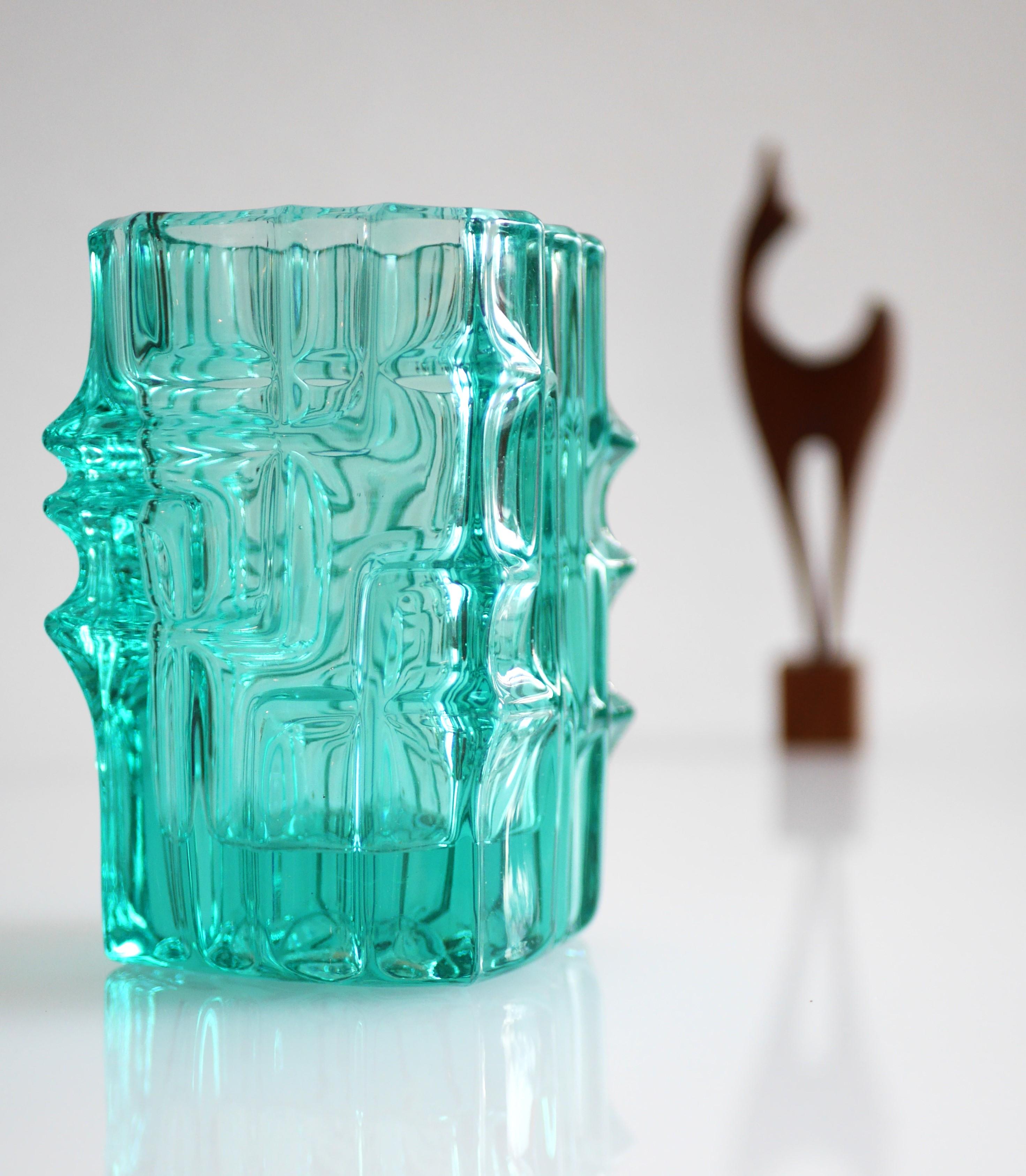 Voici un étonnant vase en verre avec un fantastique ton turquoise pâle, par Vladislav Urban pour Rocie works, SkLO UNION , 1960s - Mid Century Modern Czech glass. Il s'agit d'une pièce rare, qui s'intégrera dans n'importe quel intérieur ! Ce vase