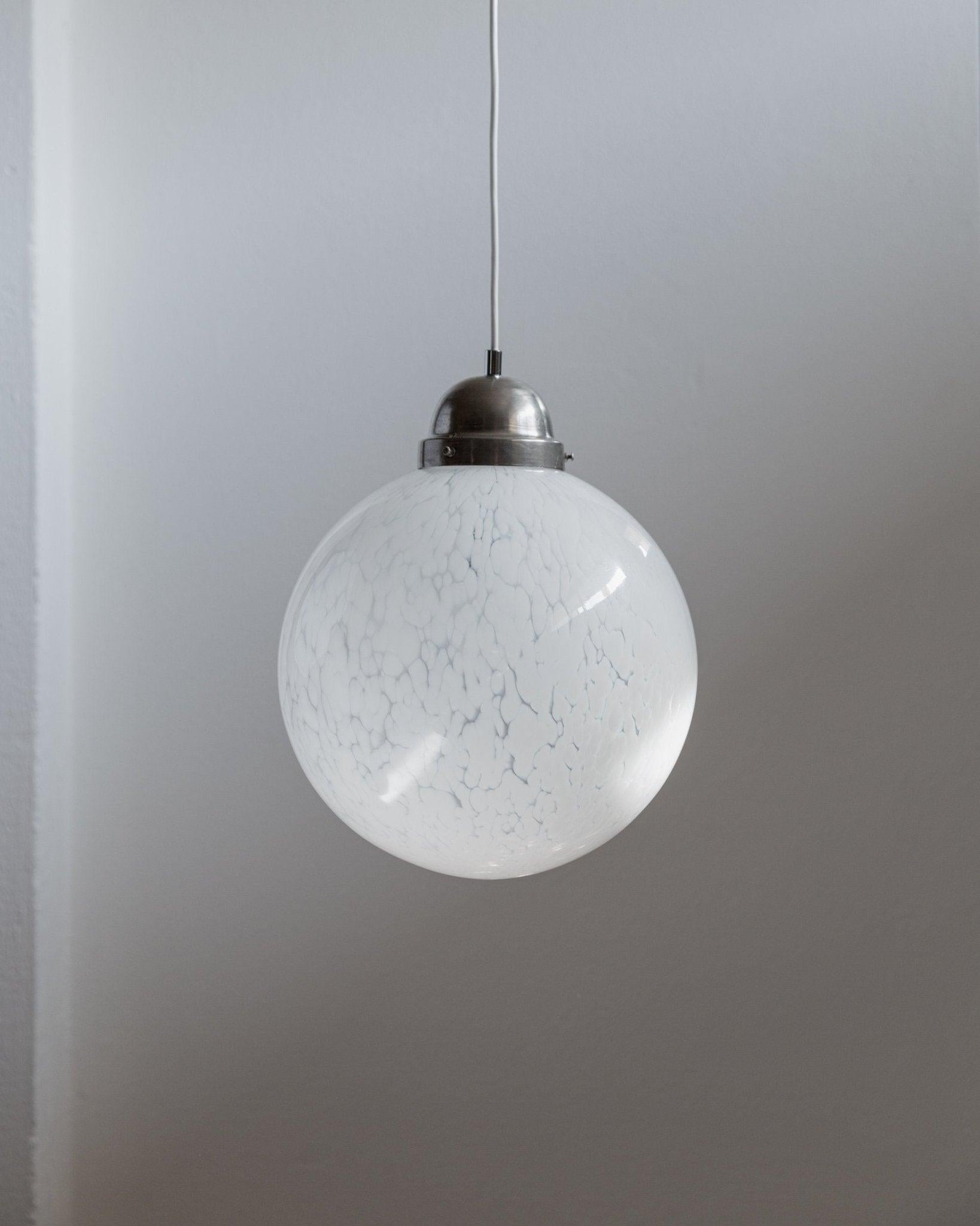 Globe Lighting in vetro vintage - Classe Murano e cromo anni '60, Design/One, metà del secolo scorso, lampada da soffitto XL retro, Dot Dot Dot

Rivivi lo stile iconico dell'era spaziale degli anni '60 con questa impressionante lampada a sospensione