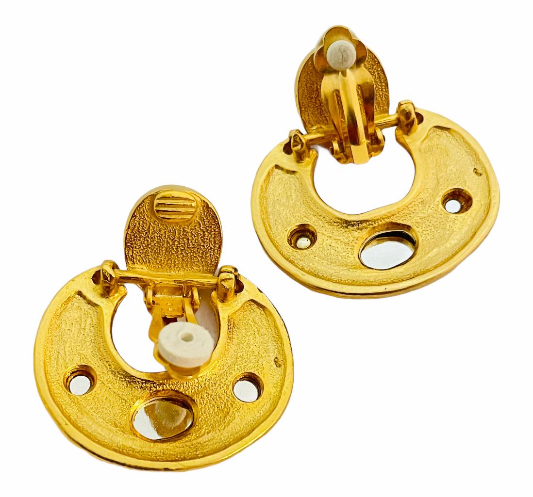 Vintage glass gold door knocker earrings designer runway In Excellent Condition For Sale In Palos Hills, IL
