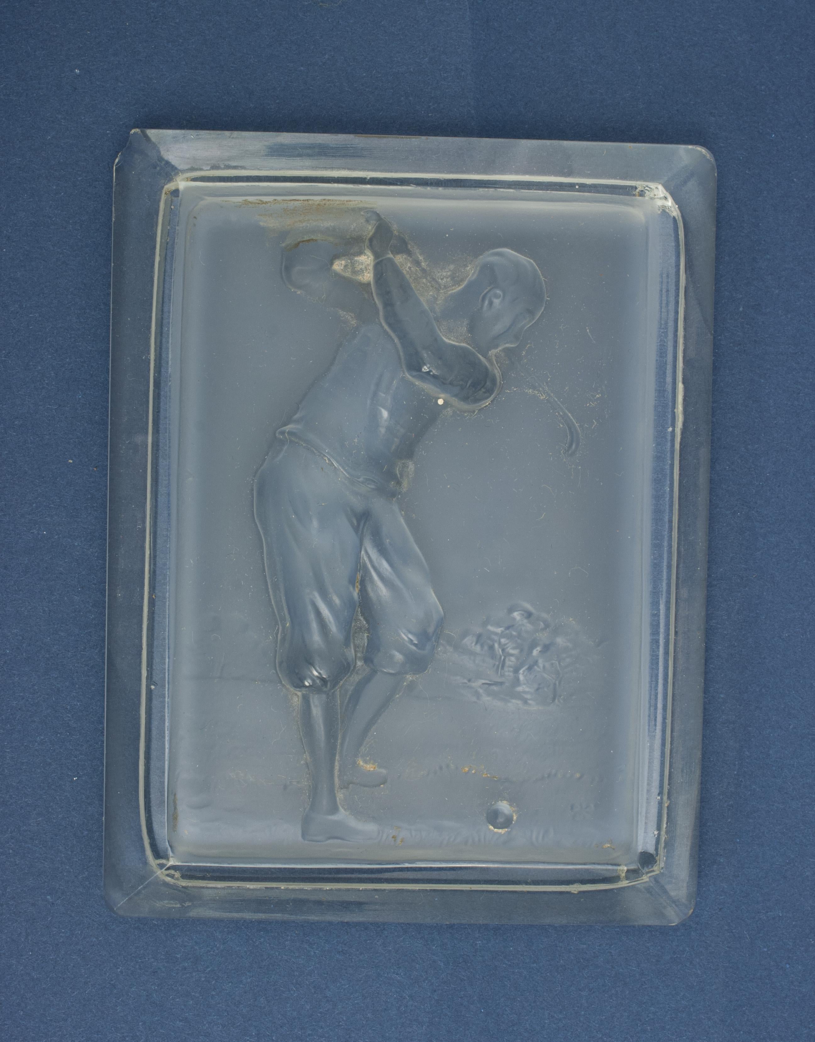 Vintage glass golf box & cover.
An Art Deco glass Jewelry box, dish, of rectangular form with lid. The pressed lid moulded with relief golfer in full backswing. We have had a 'Golf Baccarat Glass Pin Tray' with the same image on it, unfortunately