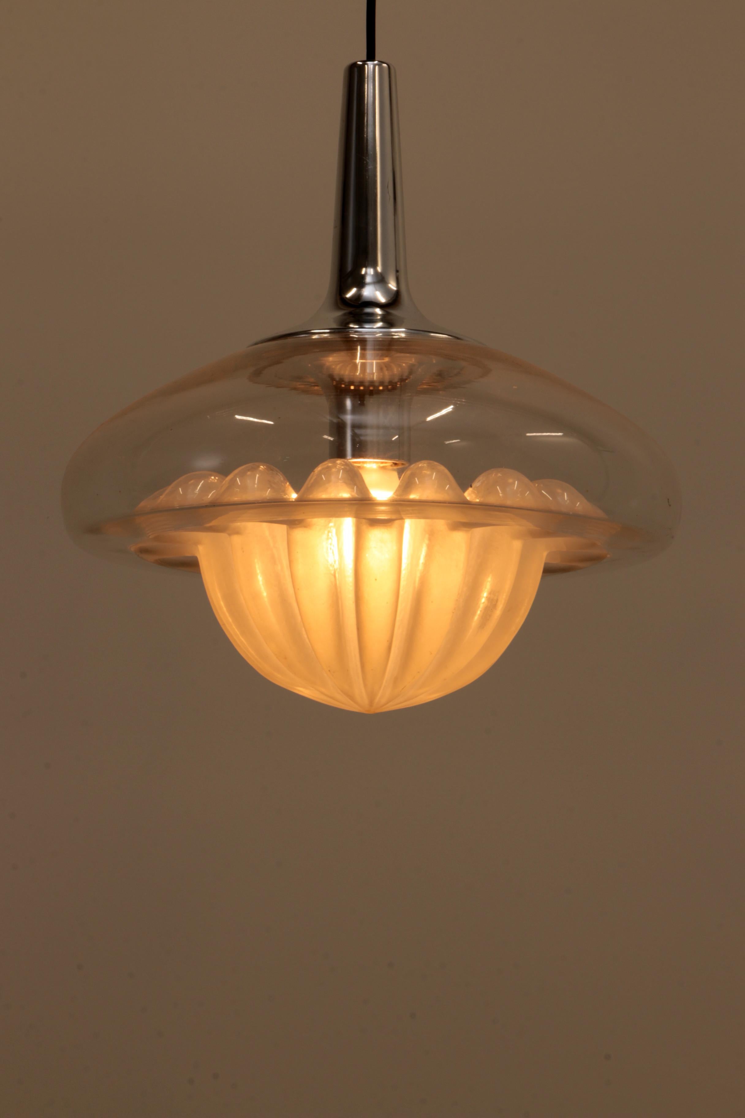 Lampe à suspension en verre vintage de Peill & Putzler, 1960 Bon état - En vente à Oostrum-Venray, NL