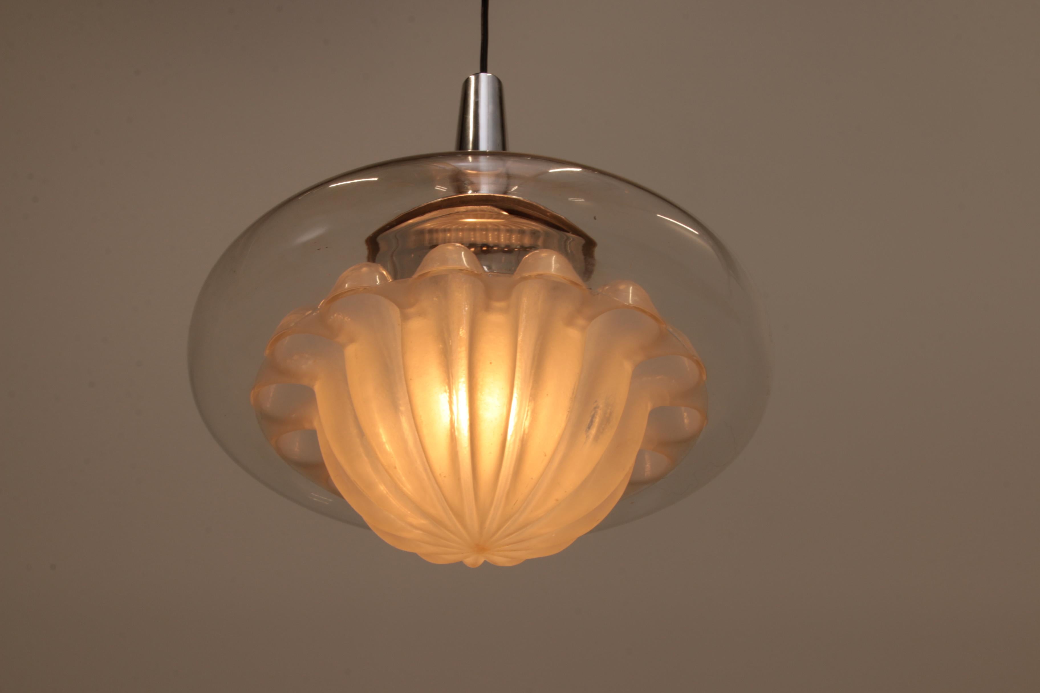 Milieu du XXe siècle Lampe à suspension en verre vintage de Peill & Putzler, 1960 en vente