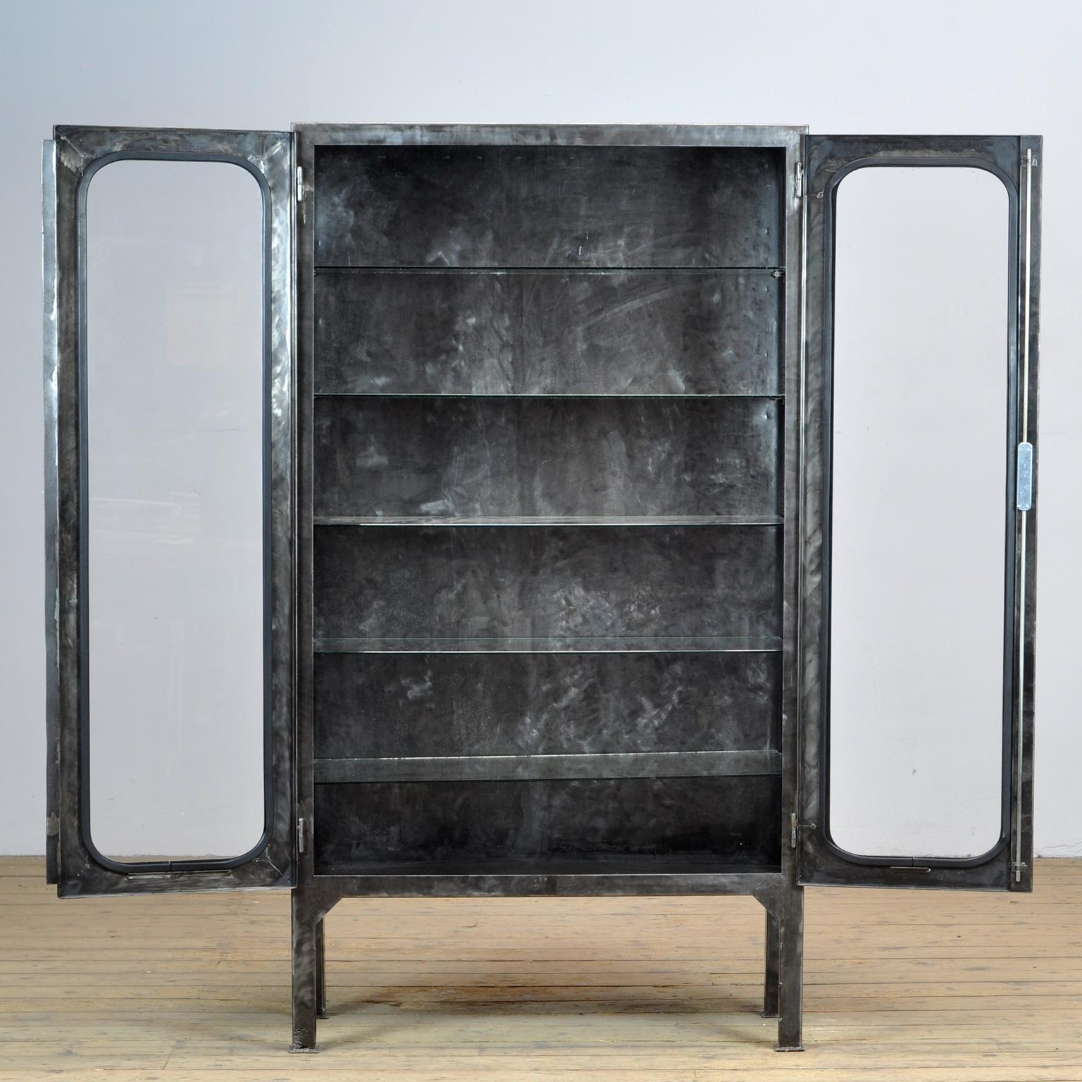 Vintage Glass & Iron Medical Cabinet, 1970s In Good Condition In Amsterdam, Noord Holland