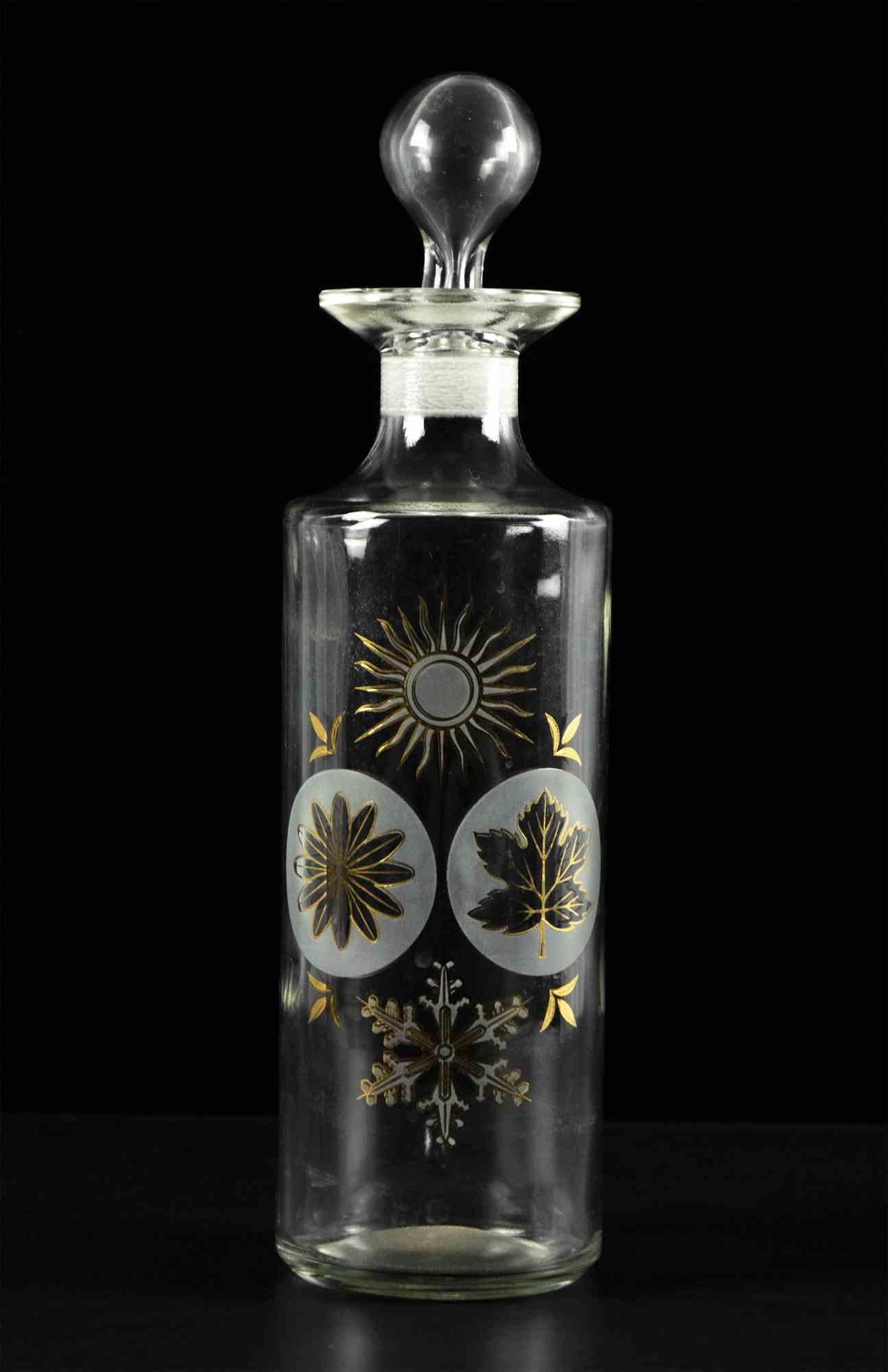 Vintage glass liquor bottle is an original decorative object realized in the 1970s.

Vintage bottle with the original glass clork. 

The body of the bottle is decorated with golden and white silhouette.

Made in Italy.

Dimensions: 30 x 8