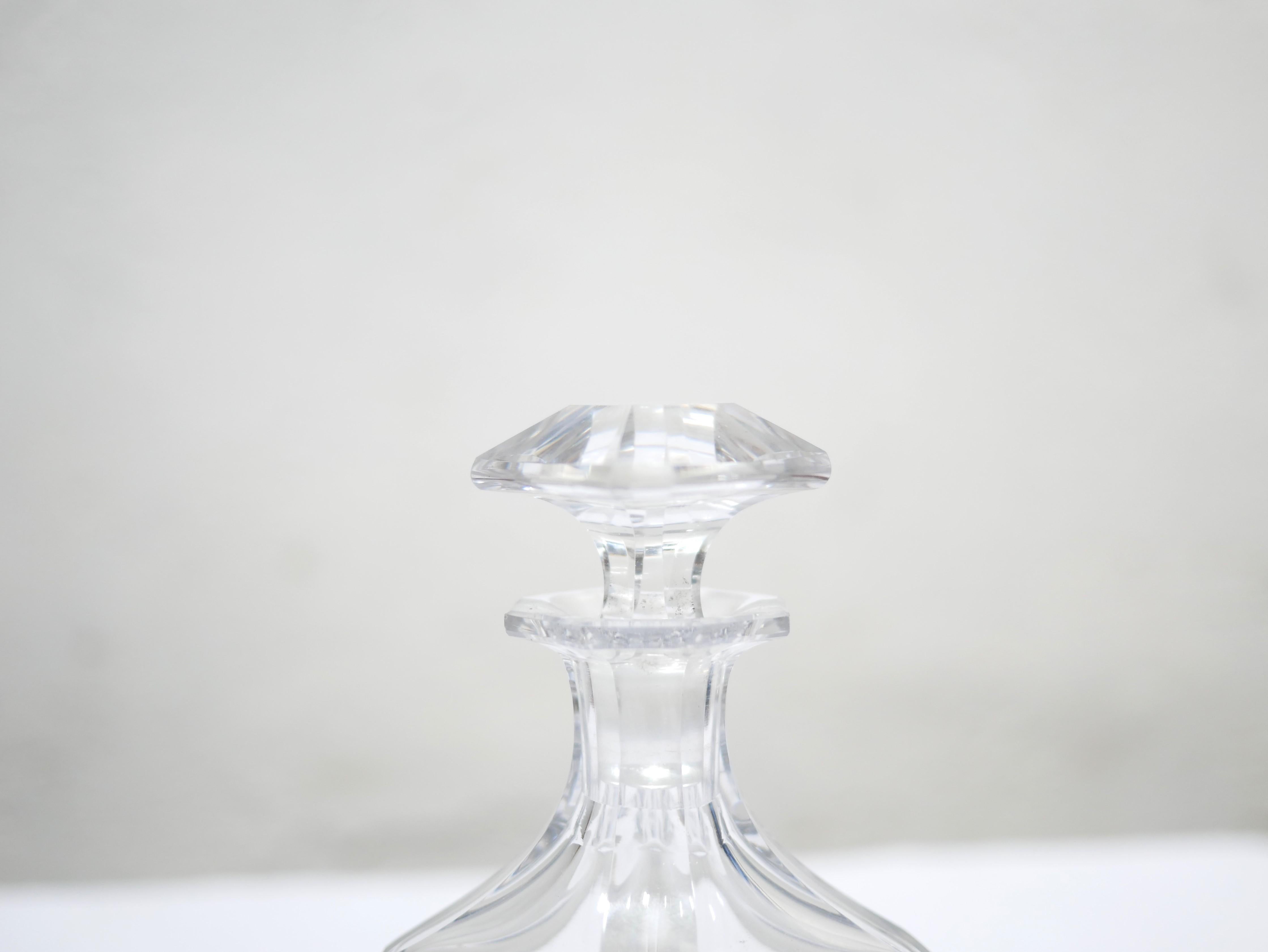 Glass liquor carafe from the 60s.

Its harmonious lines give it a lot of softness and charm.
On the kitchen shelves or in the bar area of ??the living room, it will give a trendy, vintage and very elegant touch to the decoration.

Good
