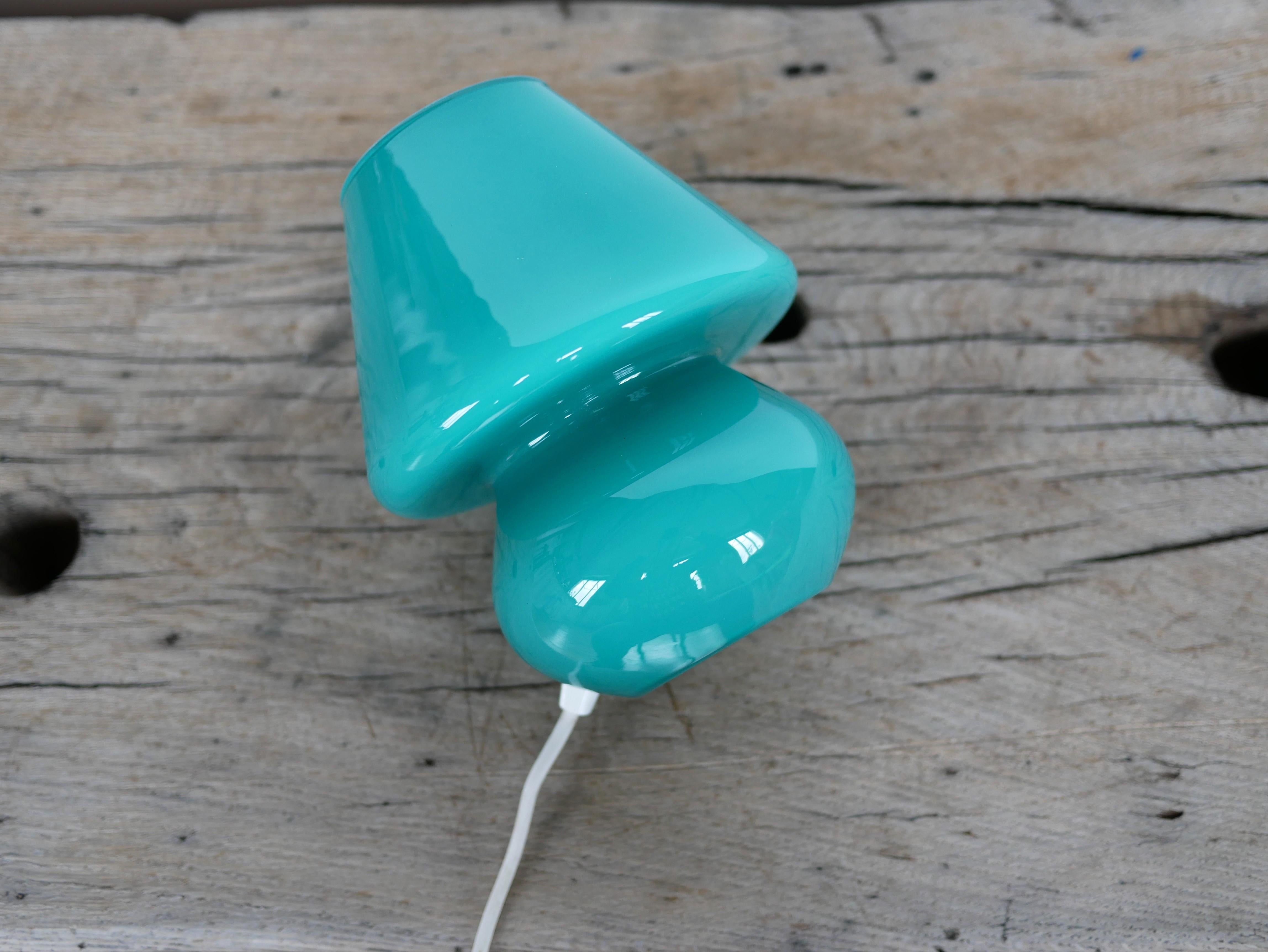 Lampe champignon en verre bleu-vert conçue par la Verrerie de Vianne dans les années 70.

Son design ne manque pas de caractère et d'élégance. Esthétique, grand et fonctionnel, il sera idéal dans le salon ou dans la chambre pour une décoration