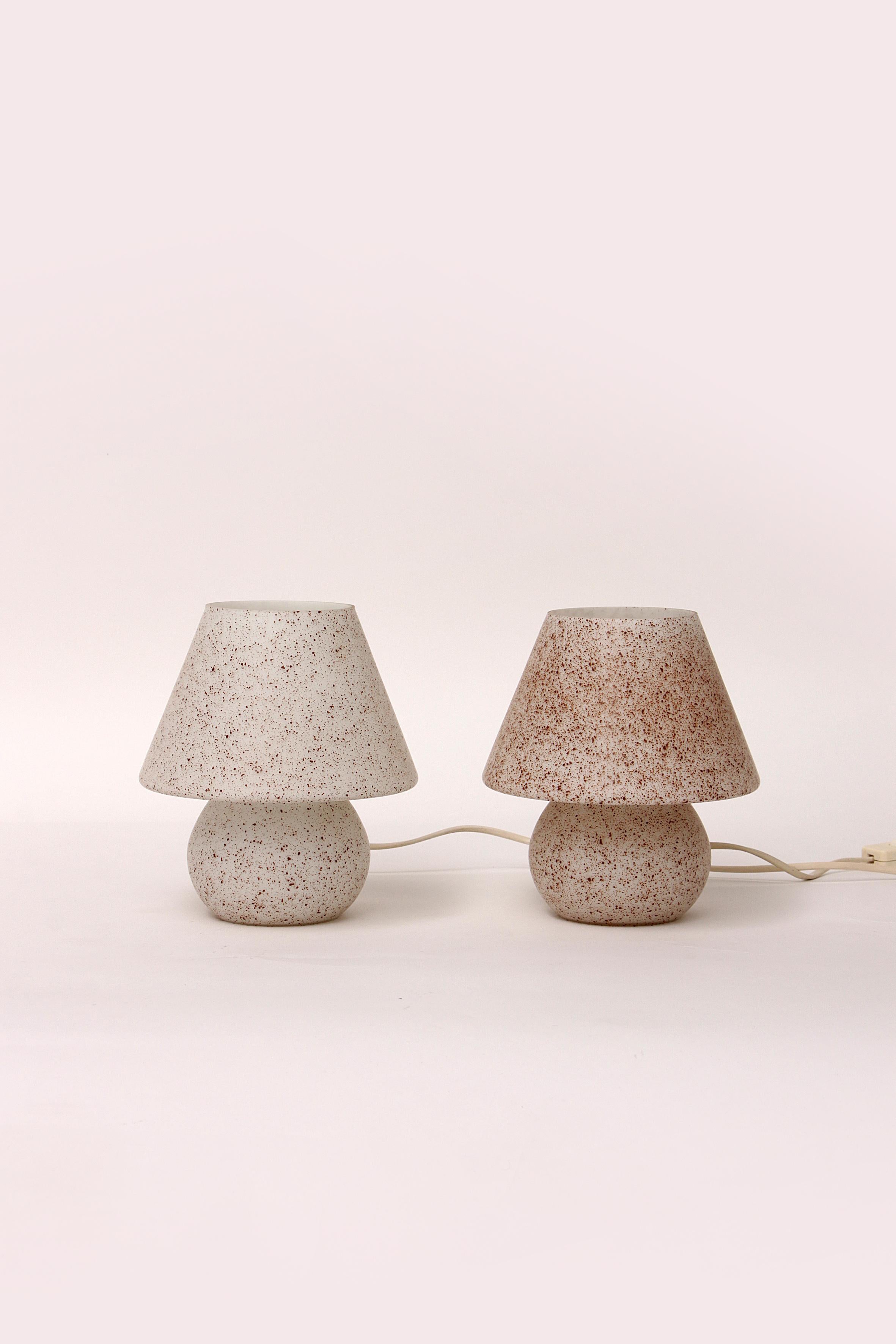 These are 2 beautiful glass Mushroom or Champignon table lamps with switch ideal as bedside lamps but also beautiful in your living room.

There are small fittings in the e14 bulbs.

There is a beautiful brown speckle on the glass, when the lamp
