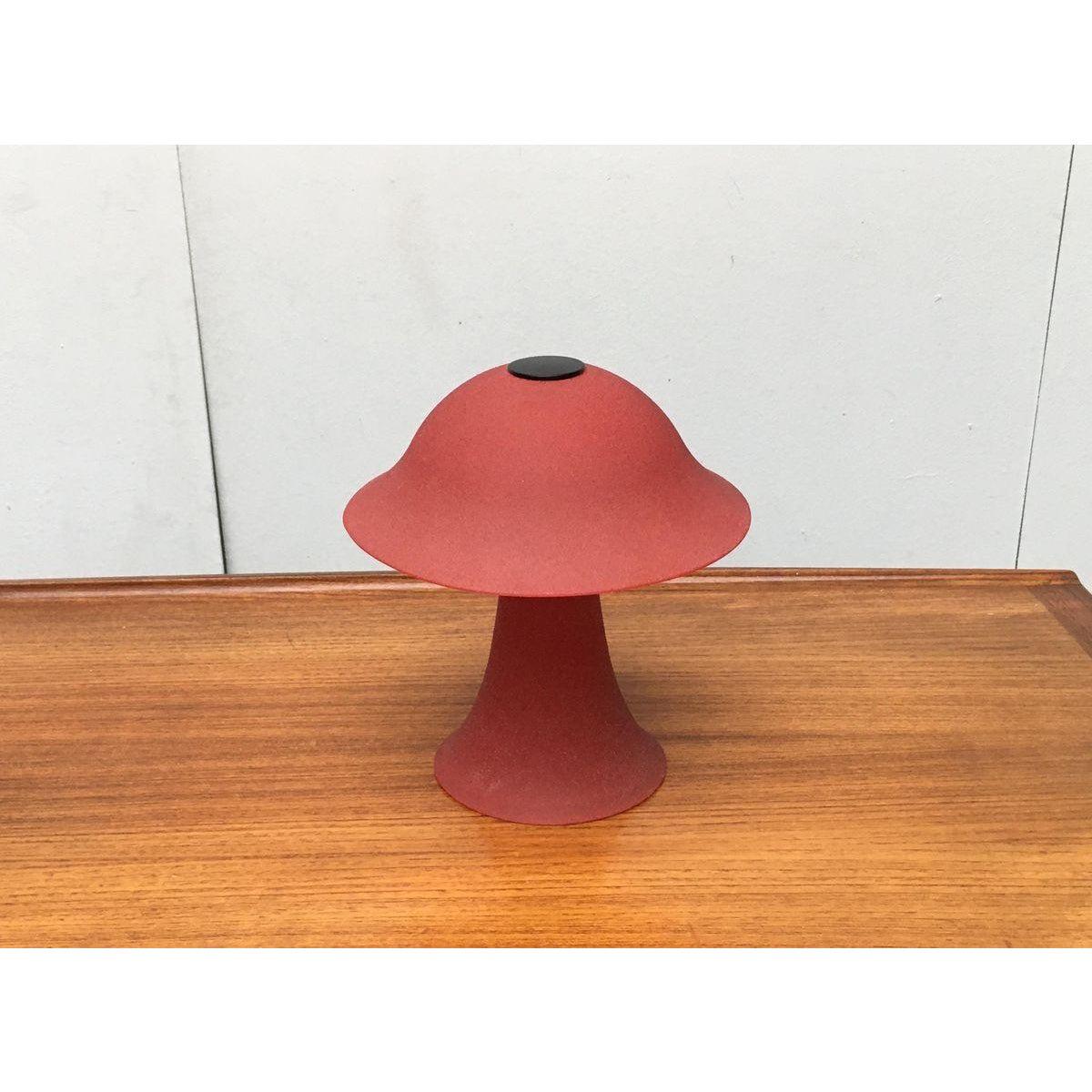 Lampe de table en verre texturé en forme de champignon. Le câblage de cet article peut être d'origine et nécessiter un remplacement, sauf indication contraire. 

Informations complémentaires :
MATERIAL : Verre, métal
Couleur : Noir
Période : 1970s