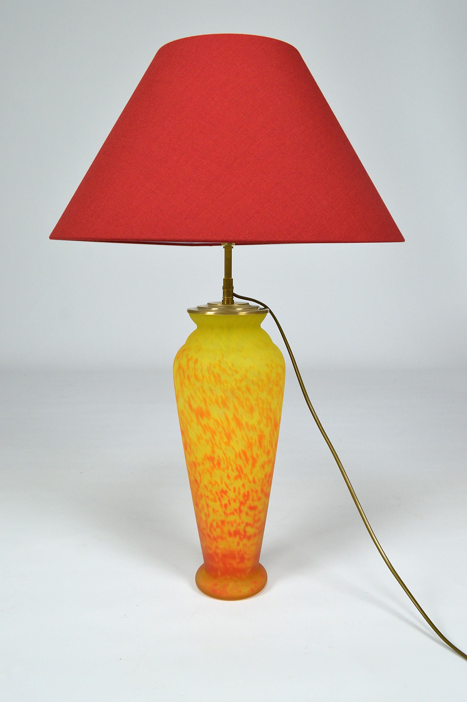 Pretty glass paste vase mounted as a living room lamp.

Yellow and red colored glass, red lampshade.
2 lights including 1 inside the vase.

Art Nouveau style, France, circa 1970/1980.

In excellent condition: new assembly, lampshade and