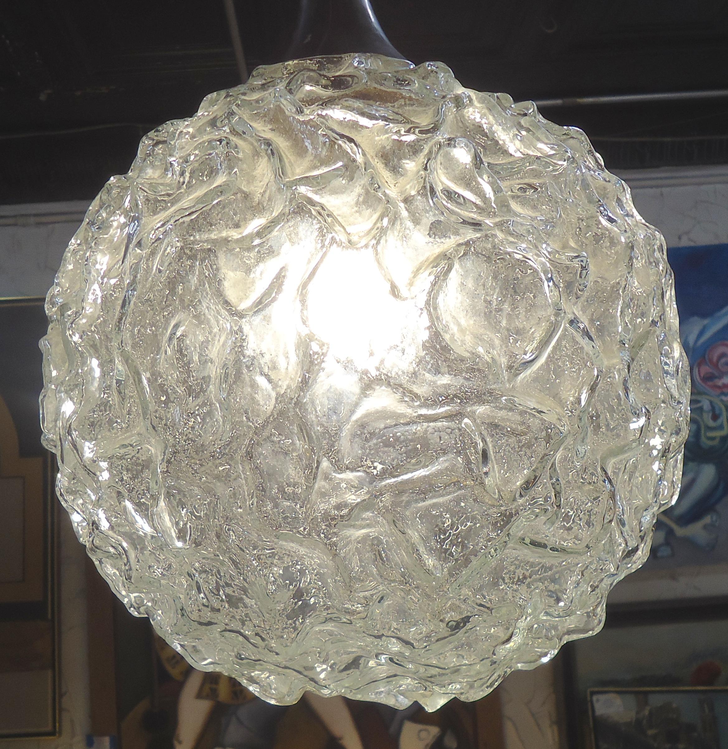 Lampe à suspension à globe en verre rond avec plateau chromé. 

(Veuillez confirmer l'emplacement de l'article - NY ou NJ - avec le concessionnaire).
 