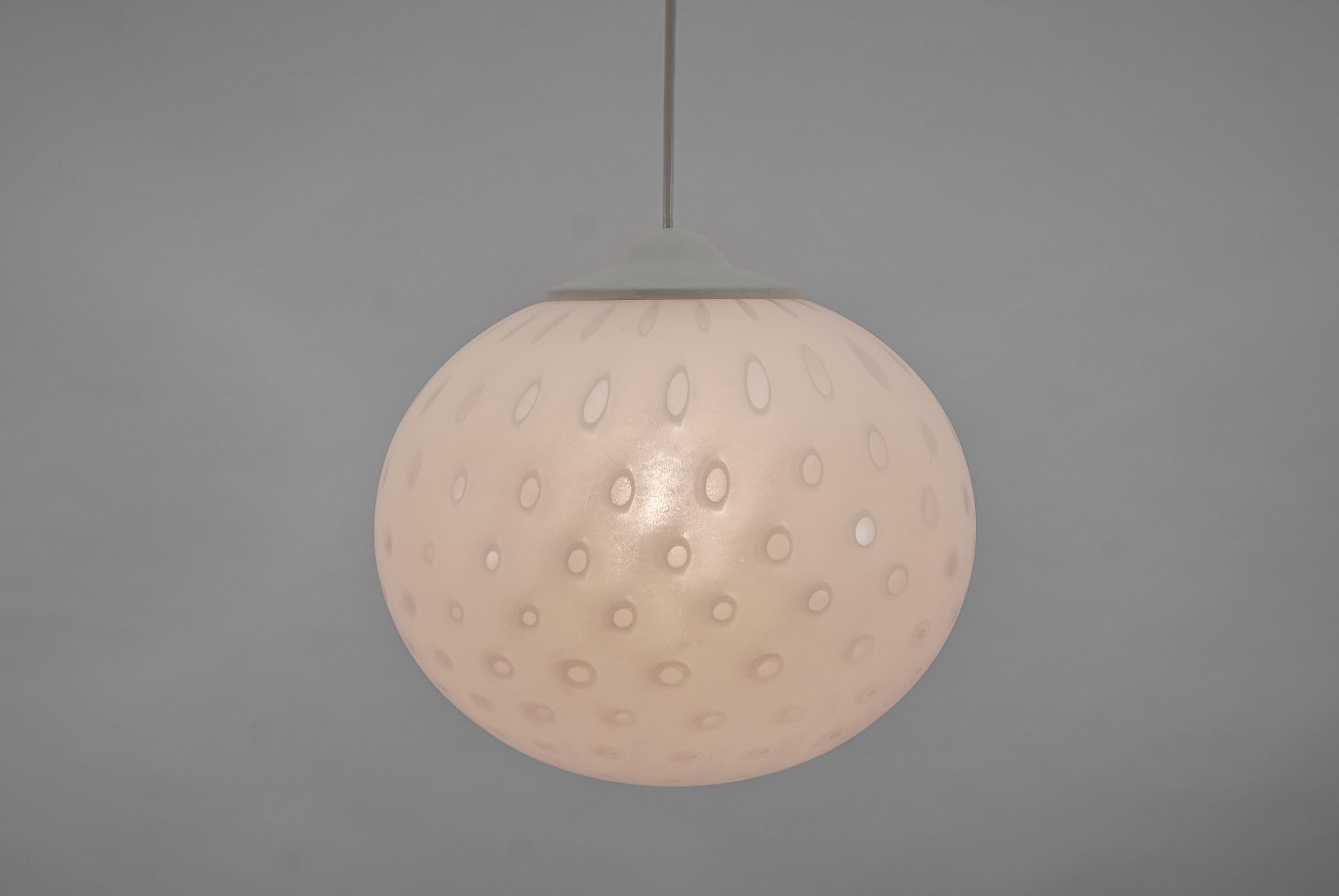 Vintage Glass Pendant Light by Aloys Ferdinand Gangkofner for Peill & Putzler, 1 In Good Condition For Sale In Nürnberg, Bayern