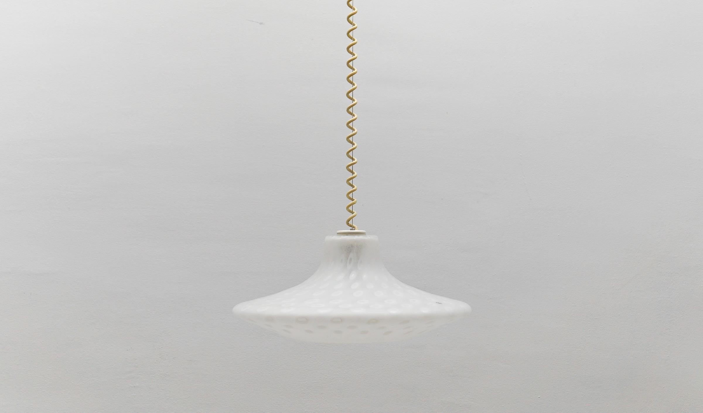 Lampada a sospensione in vetro vintage di Aloys Ferdinand Gangkofner, Peill & Putzler 1960s in vendita 7